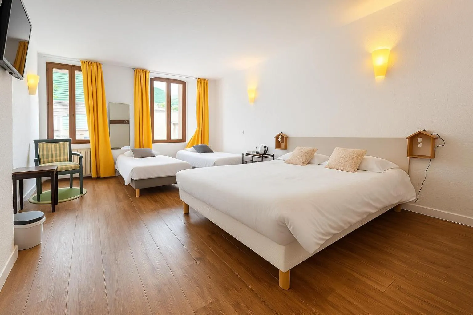 Bed in Logis Hôtel de Genève et Restaurant , Faverges-Seythenex