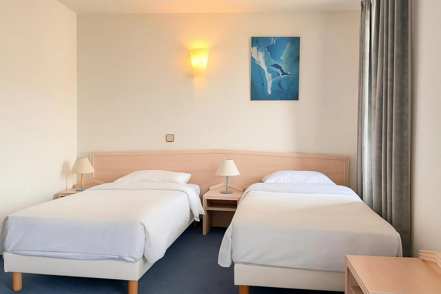 Bed in Logis Hôtel de Genève et Restaurant , Faverges-Seythenex