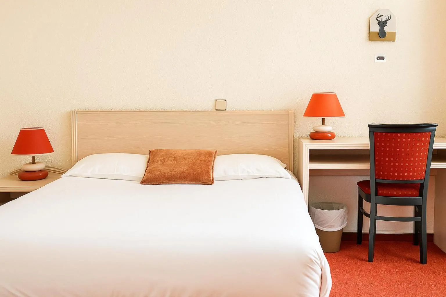 Bed in Logis Hôtel de Genève et Restaurant , Faverges-Seythenex