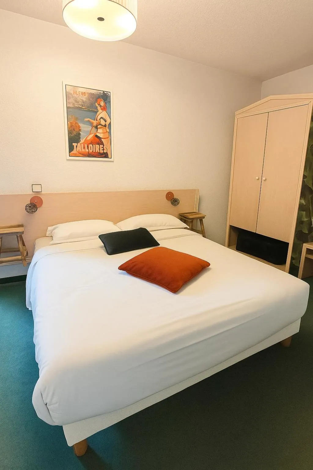 Bed in Logis Hôtel de Genève et Restaurant , Faverges-Seythenex