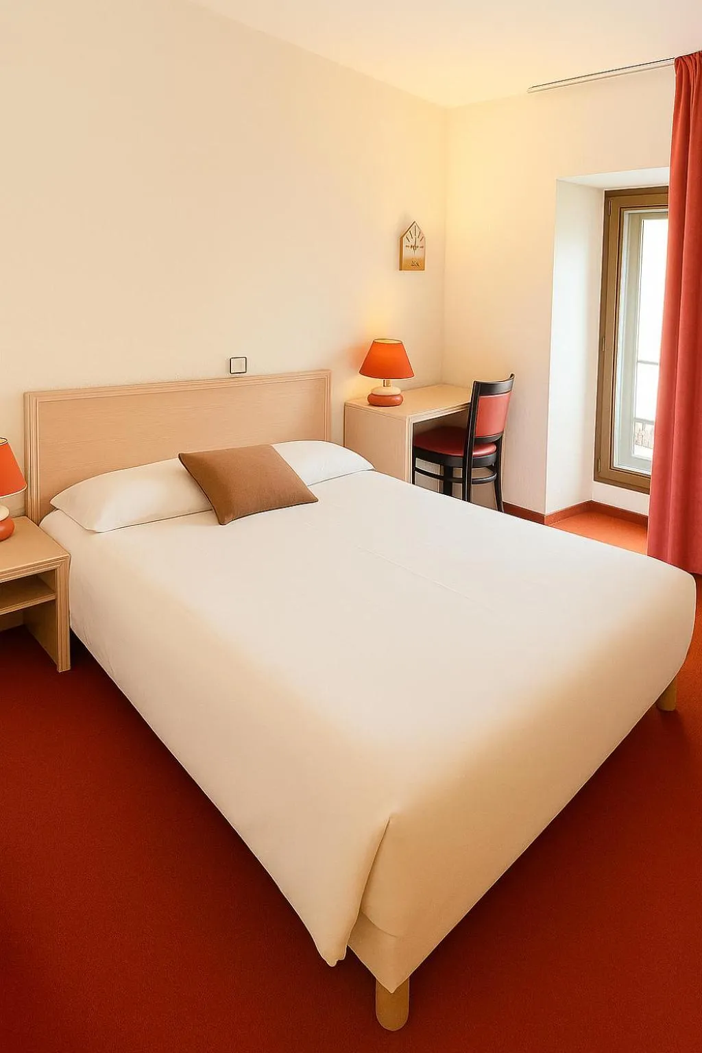 Bed in Logis Hôtel de Genève et Restaurant , Faverges-Seythenex