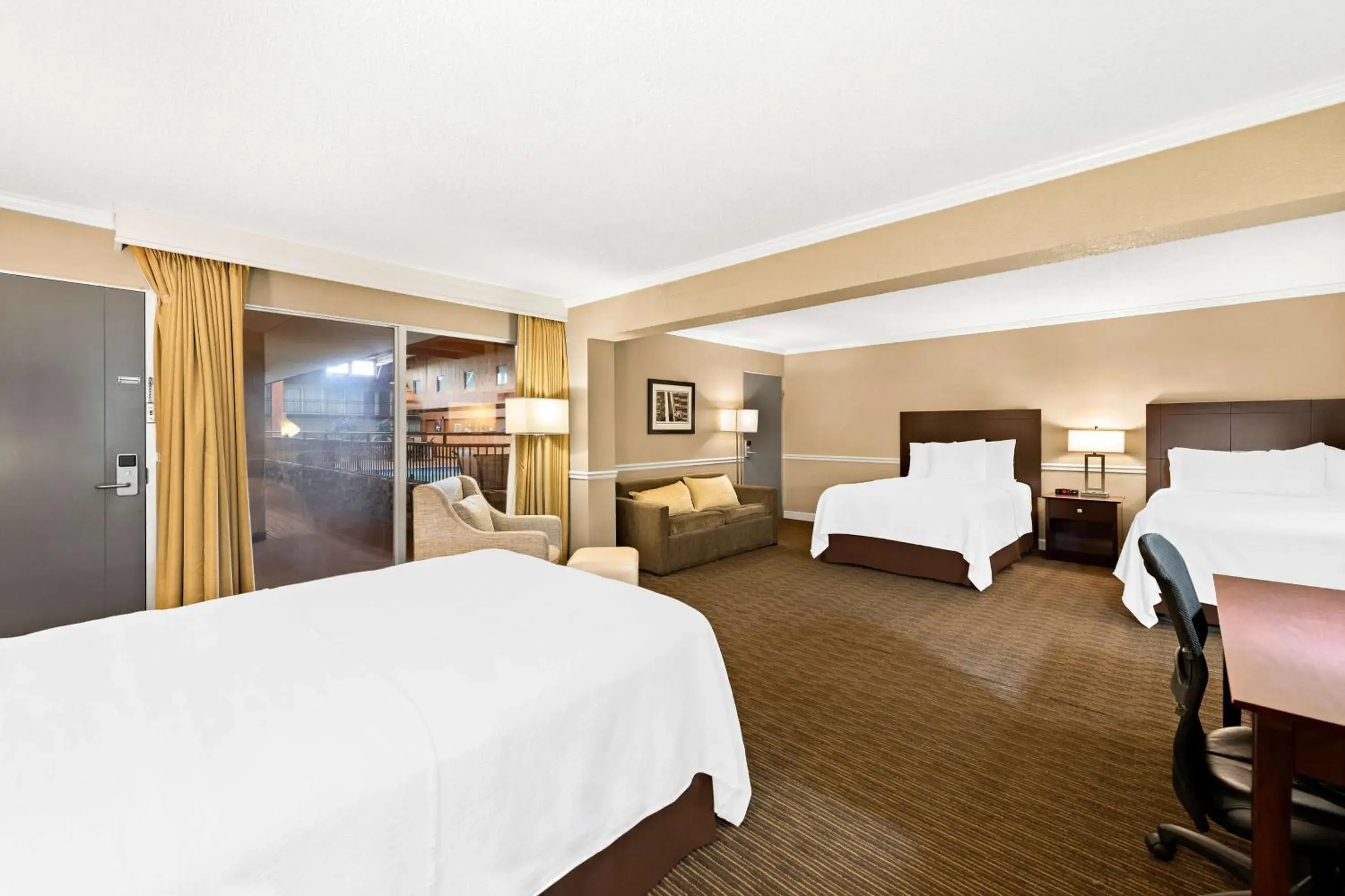 Family Suite with Pool View in Best Western State Fair Inn Family Suite with Pool View in Best Western State Fair Inn