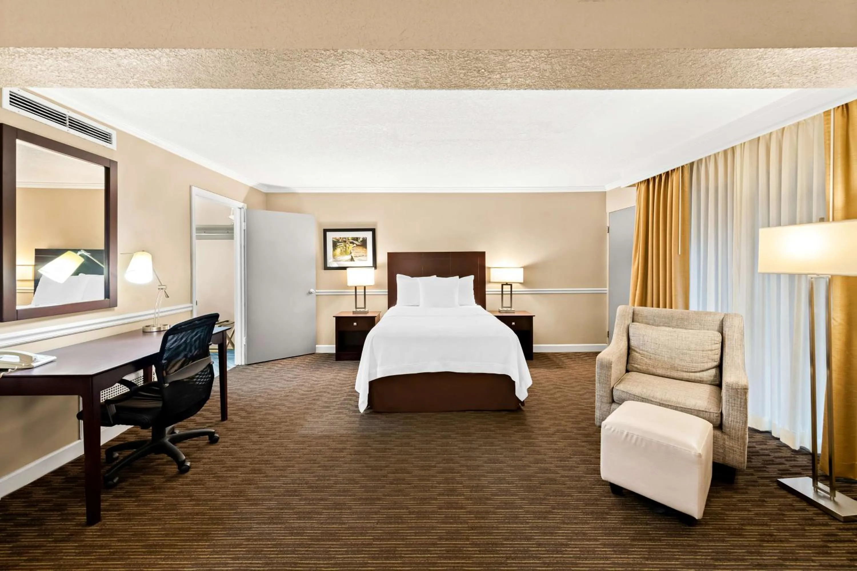 Photo of the whole room, Bed in Best Western State Fair Inn