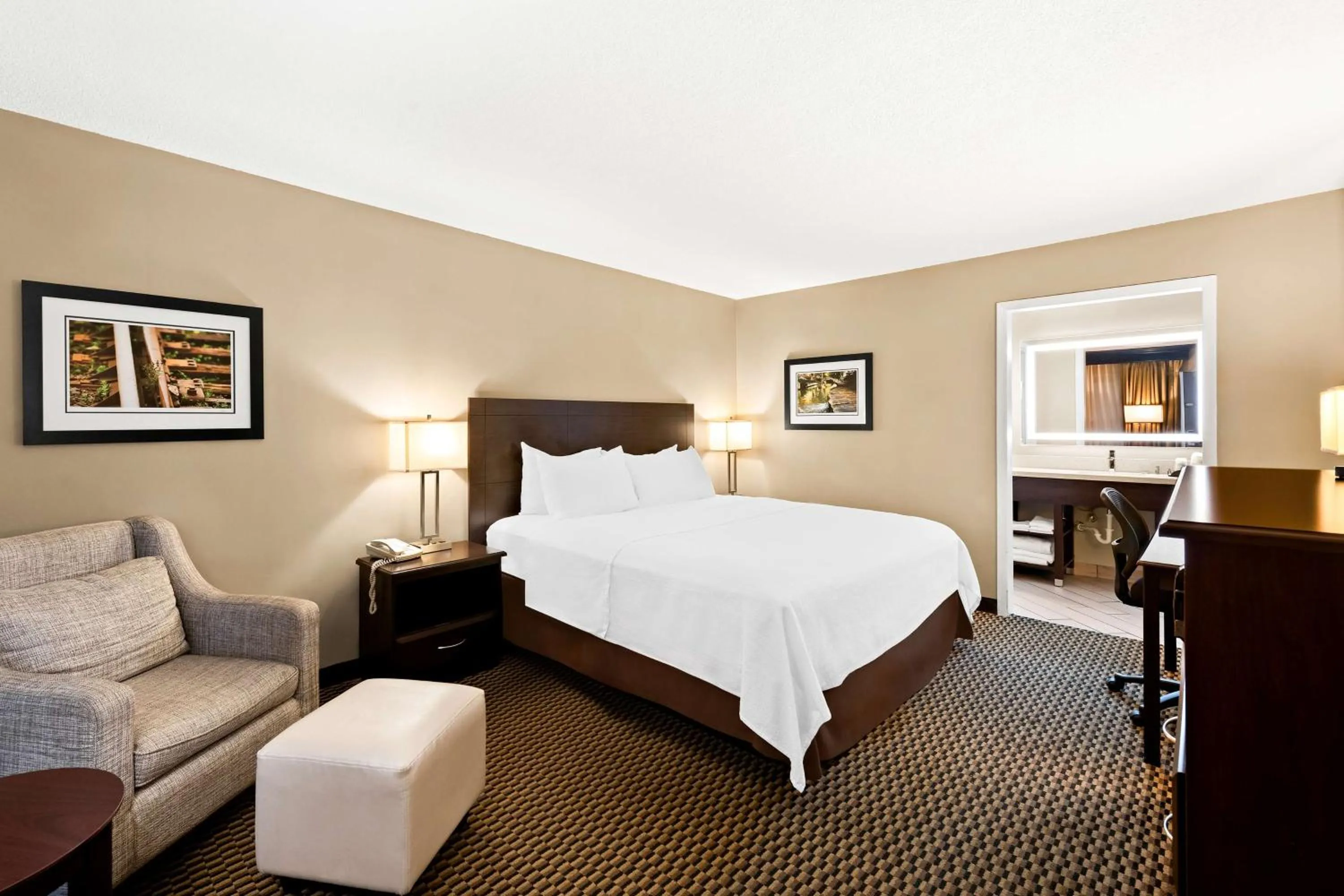 Bedroom, Bed in Best Western State Fair Inn