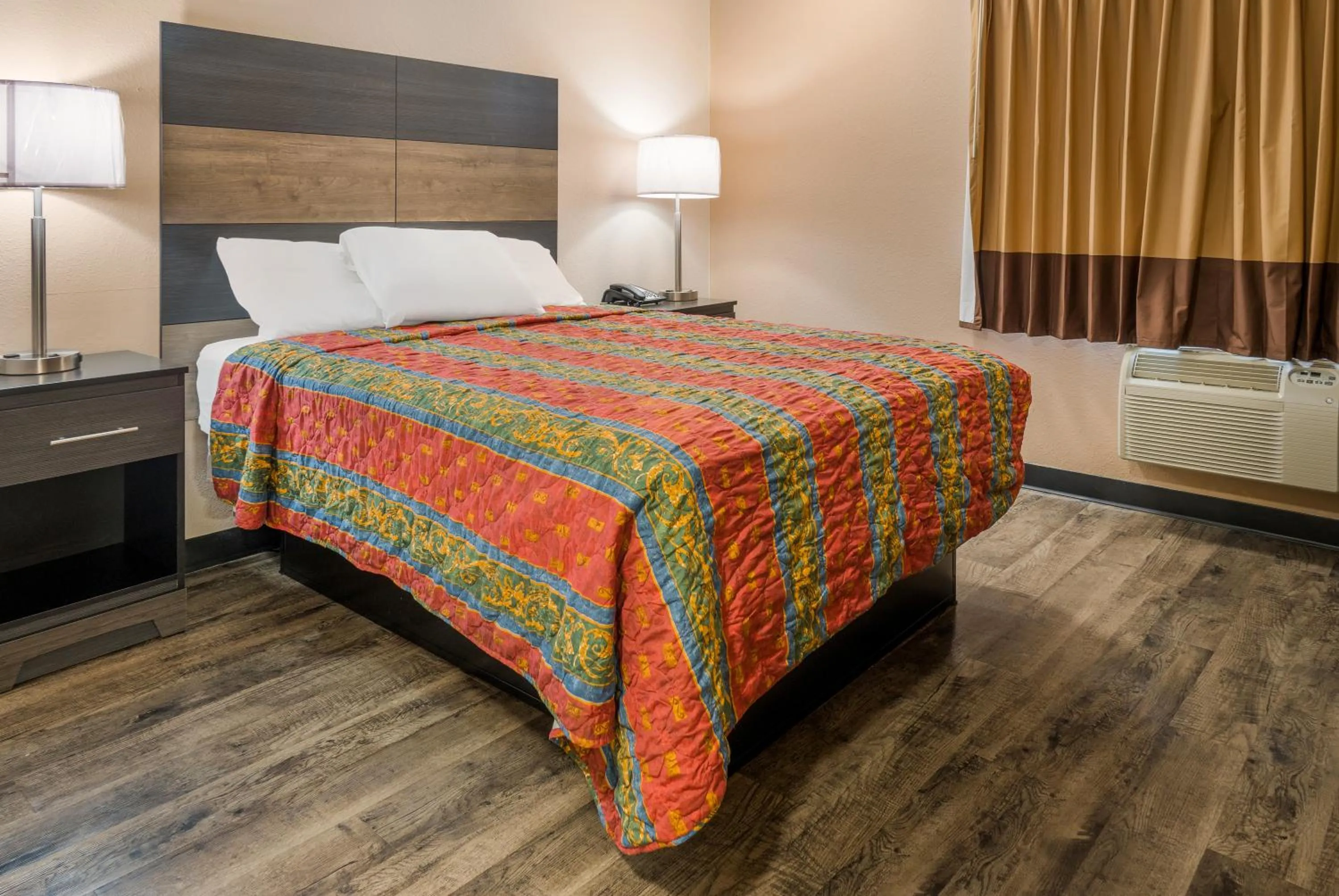 Bed in Knights Inn Grand Rapids East Airport