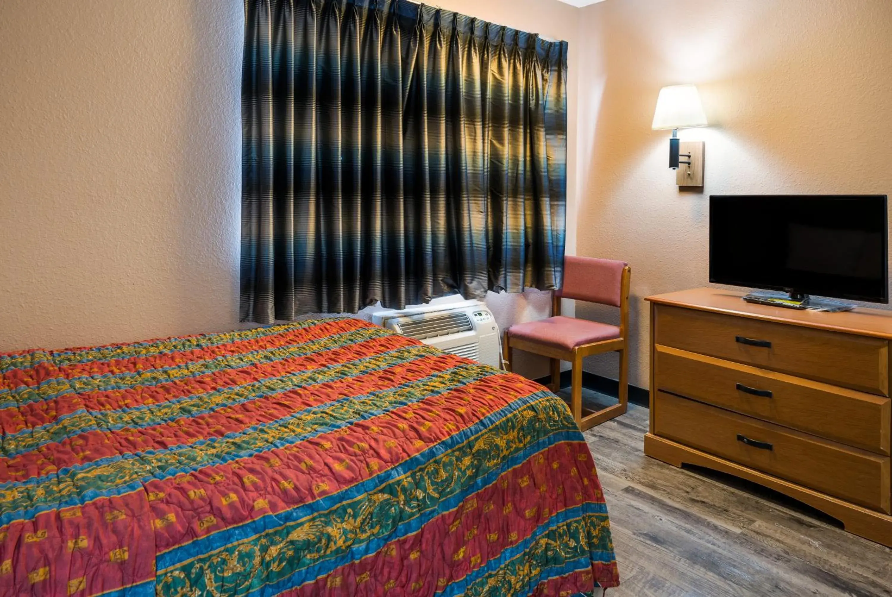 Bed in Knights Inn Grand Rapids East Airport Bed in Knights Inn Grand Rapids East Airport