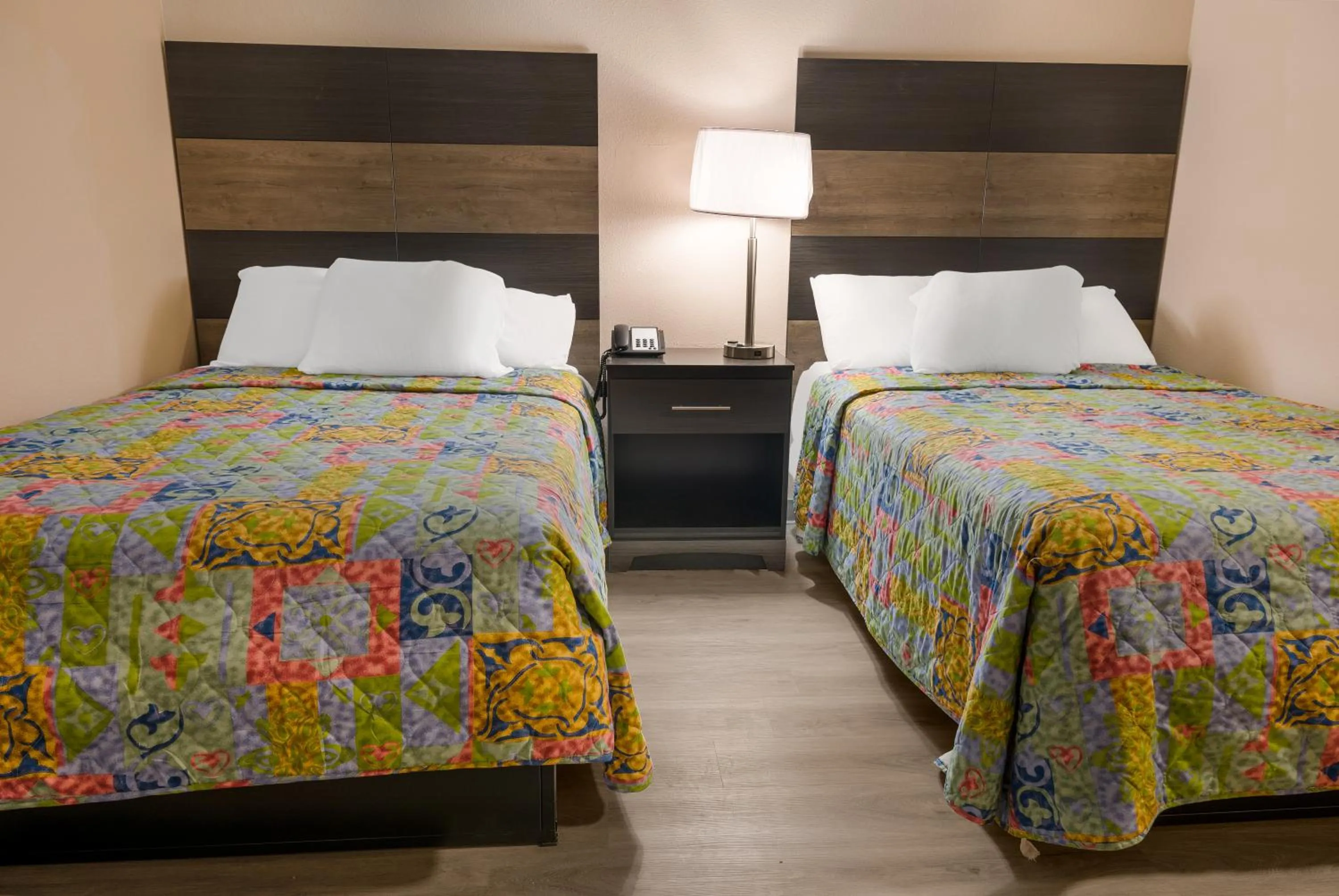 Bed in Knights Inn Grand Rapids East Airport