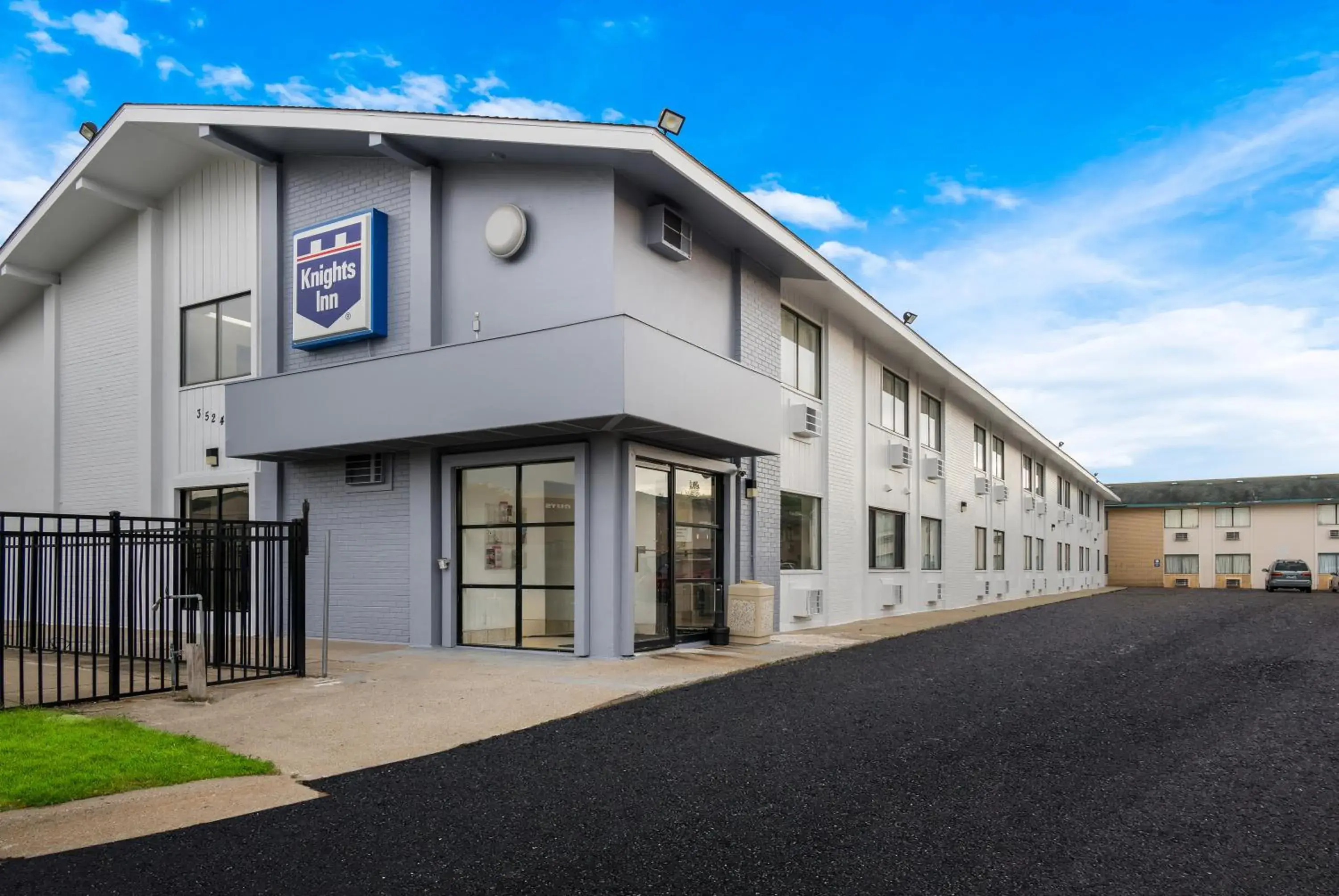 Property building in Knights Inn Grand Rapids East Airport Property building in Knights Inn Grand Rapids East Airport