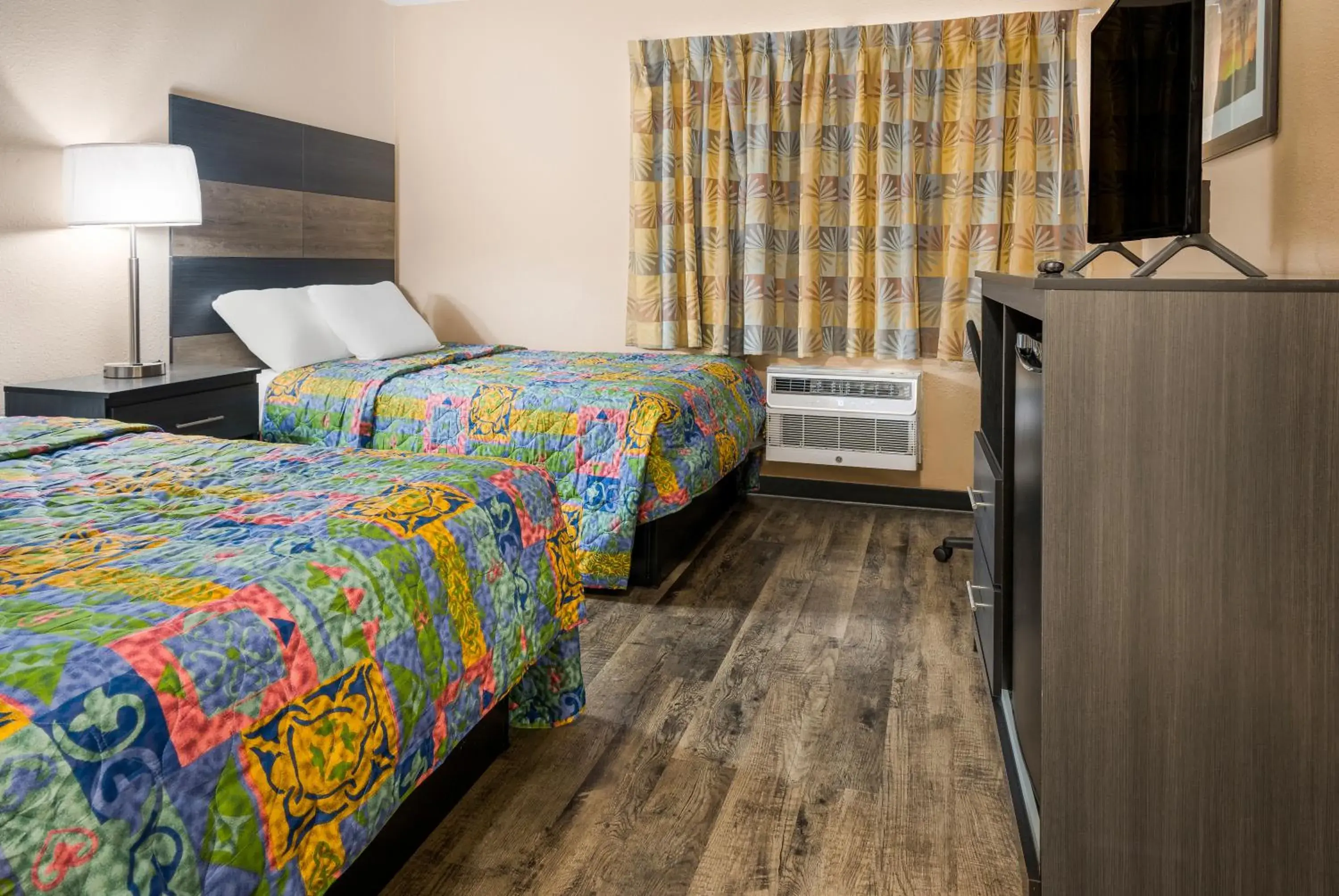 Bed in Knights Inn Grand Rapids East Airport Bed in Knights Inn Grand Rapids East Airport