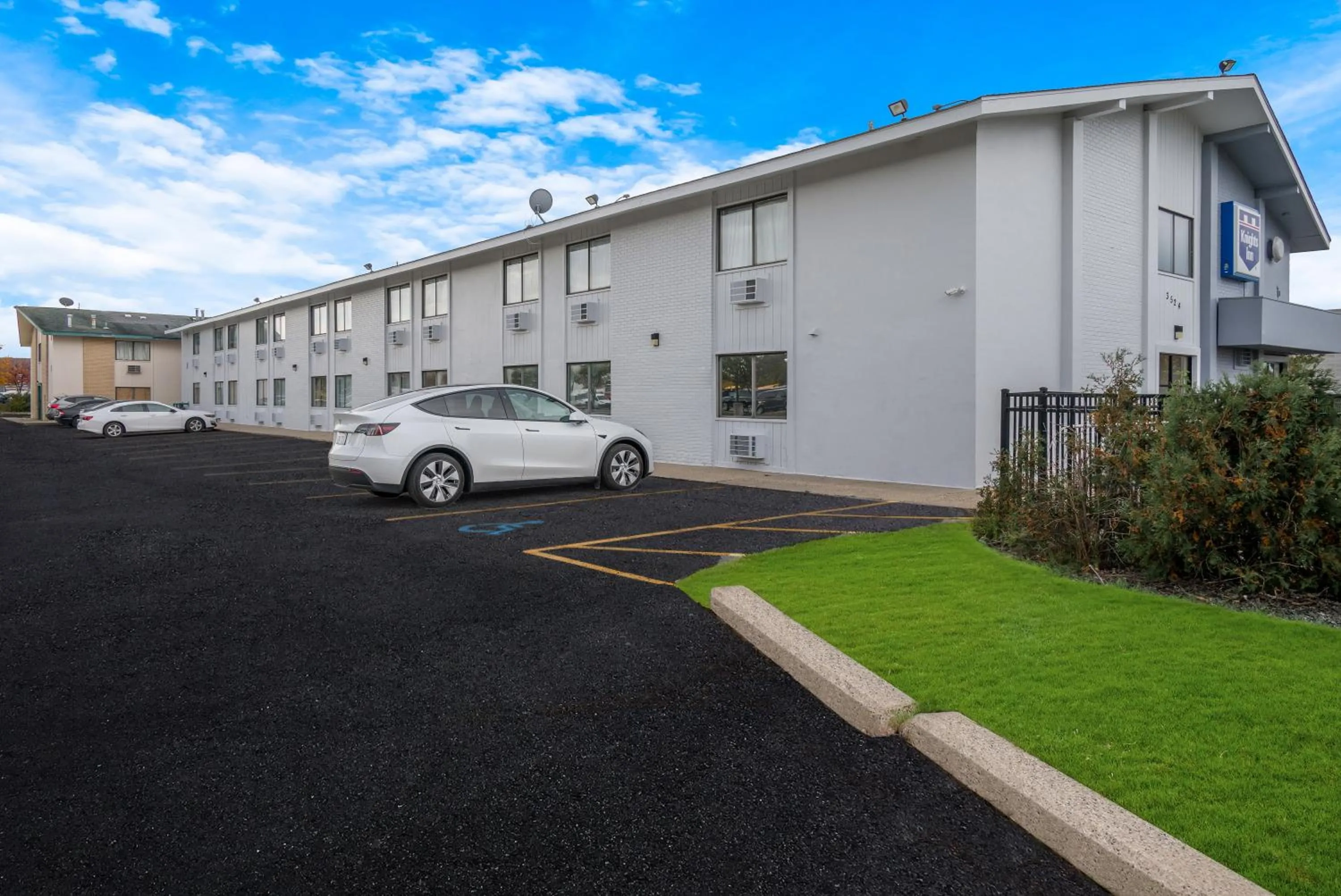 Property building in Knights Inn Grand Rapids East Airport