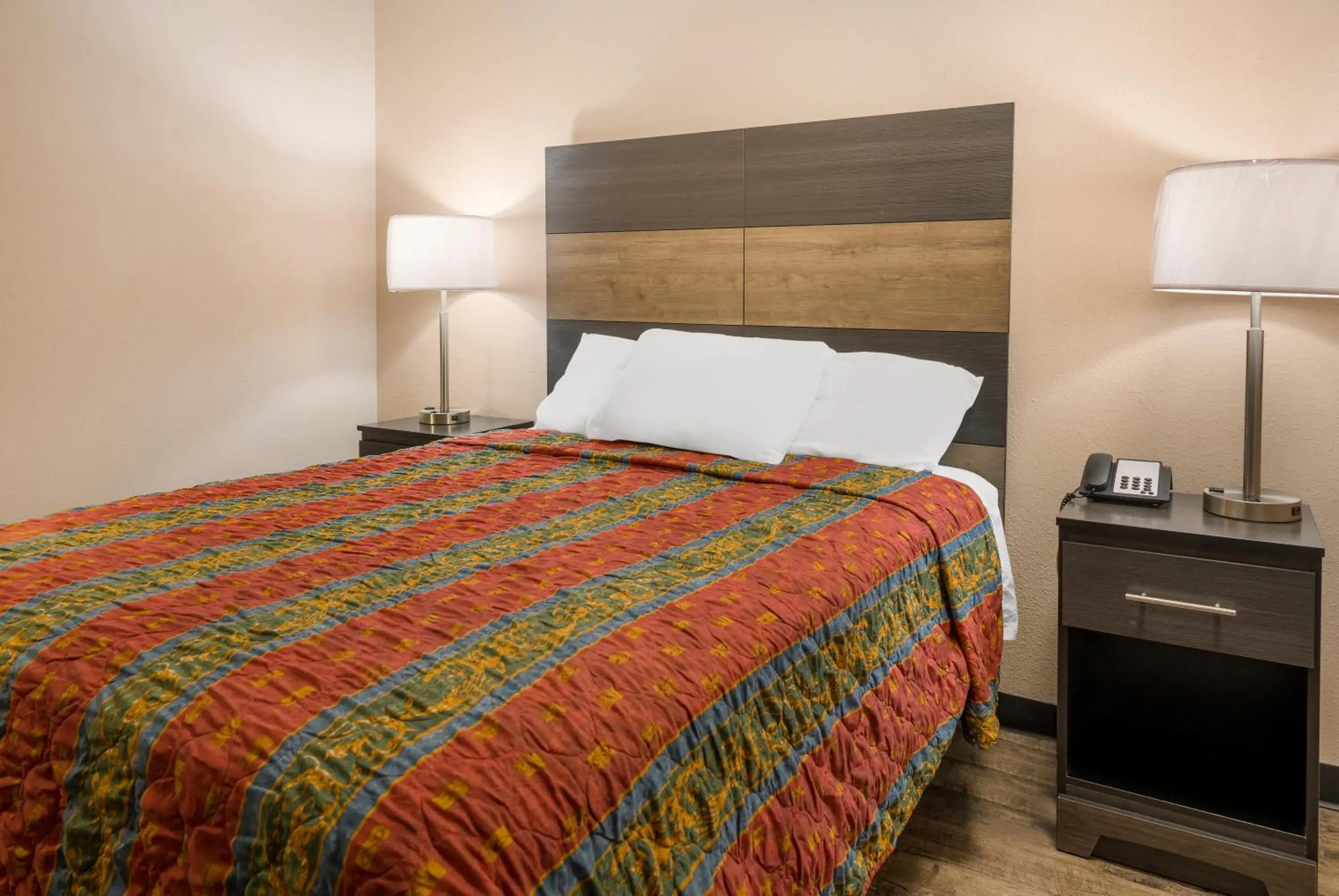 Bed in Knights Inn Grand Rapids East Airport Bed in Knights Inn Grand Rapids East Airport