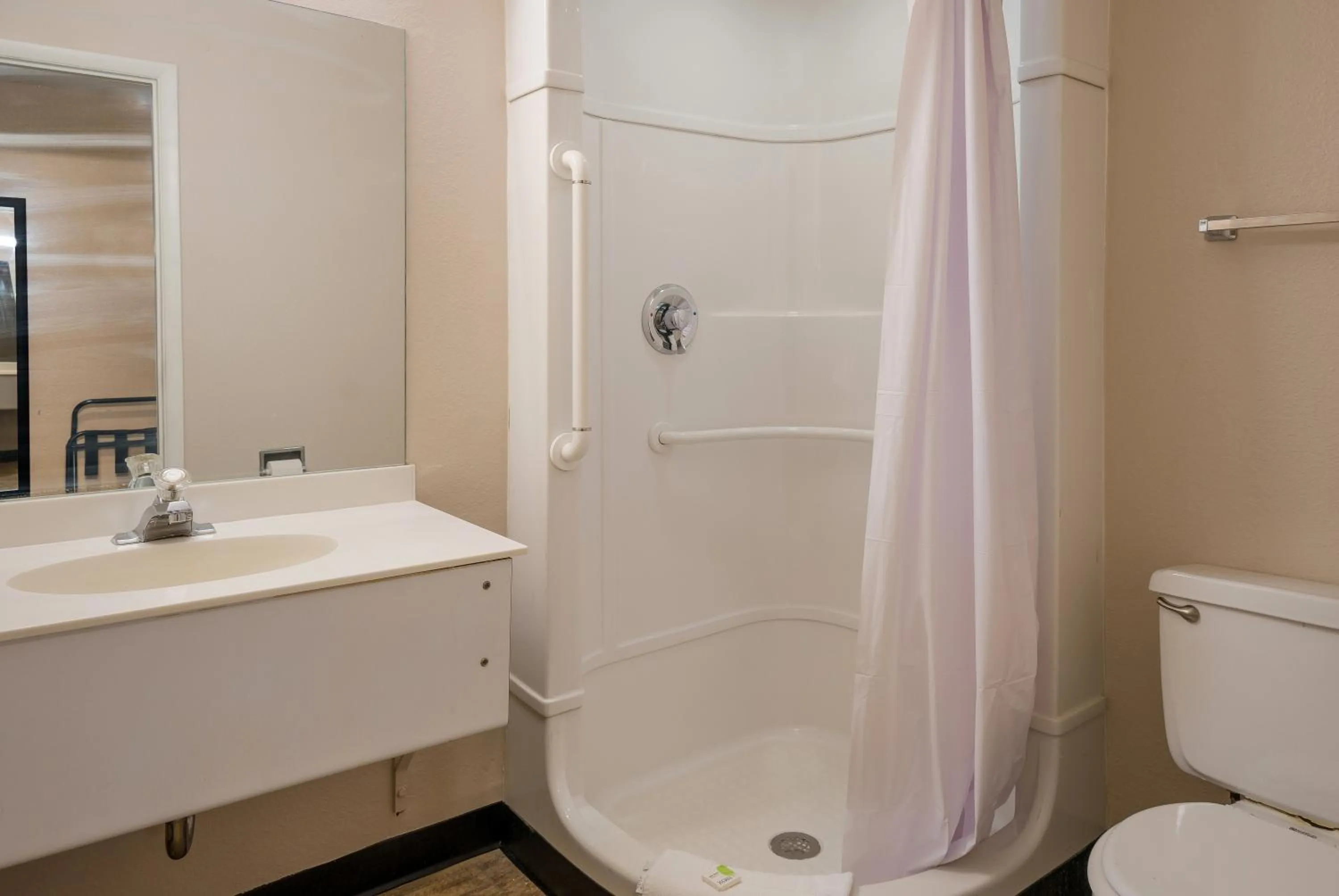 Shower in Knights Inn Grand Rapids East Airport