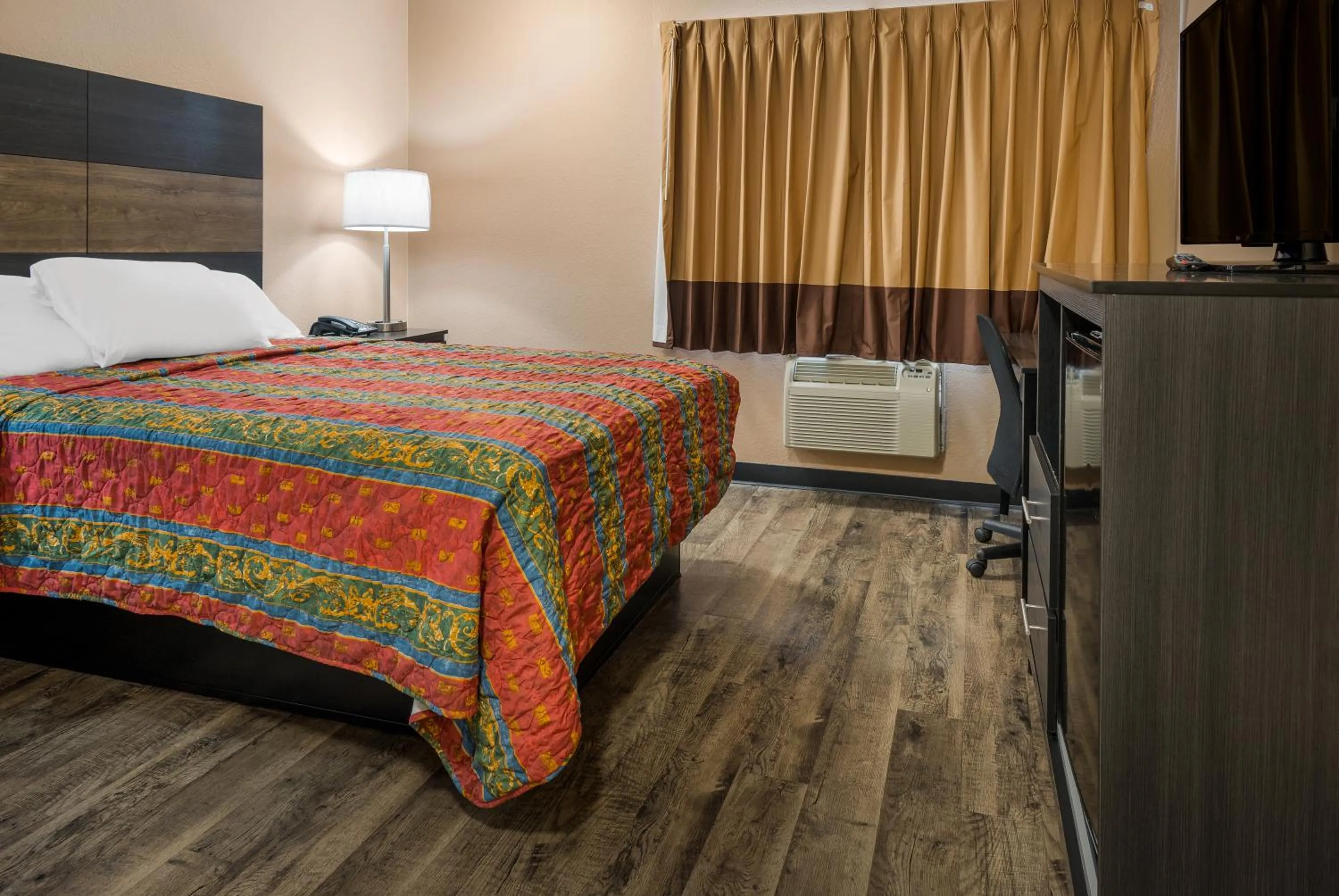 Bed in Knights Inn Grand Rapids East Airport