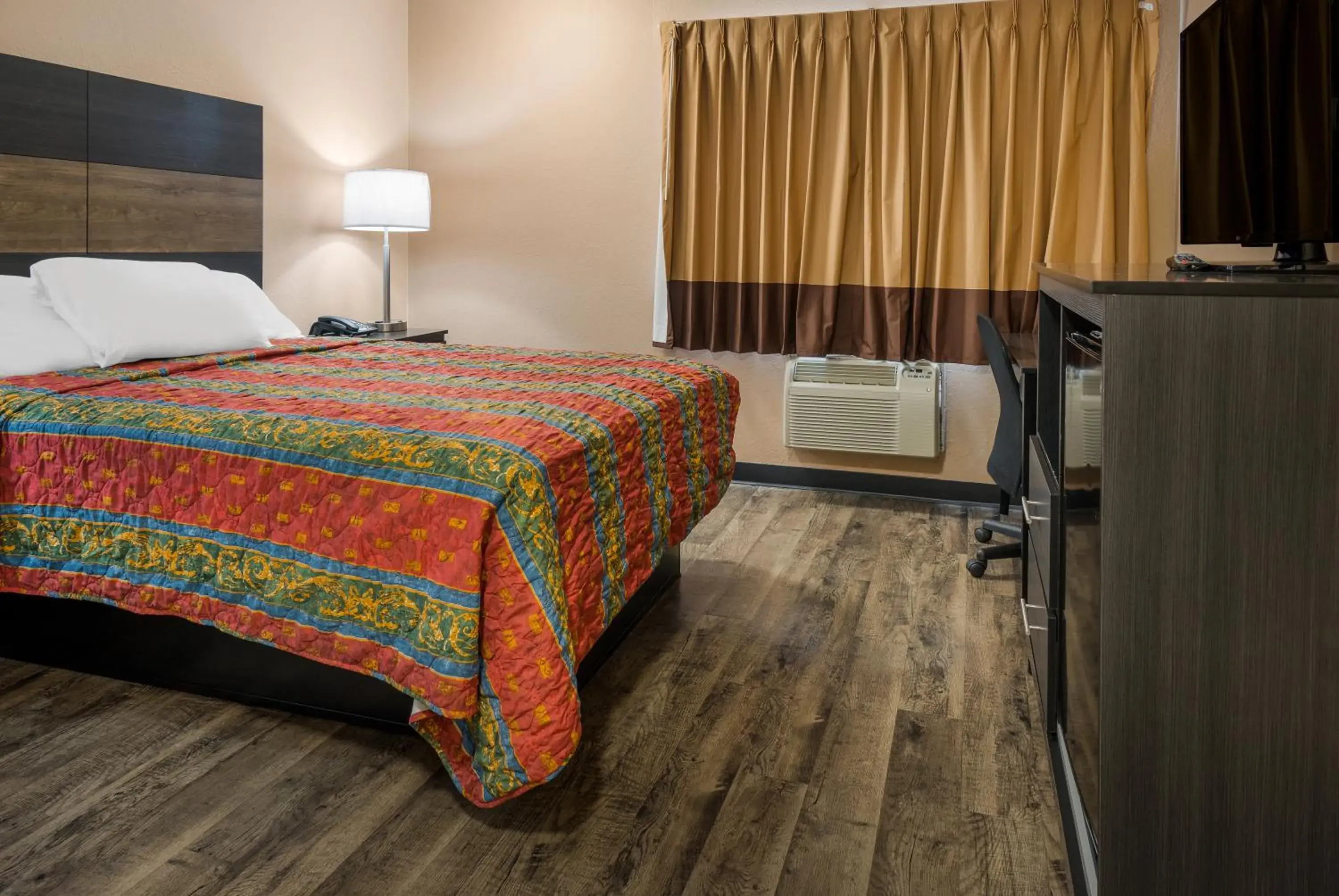 Bed in Knights Inn Grand Rapids East Airport Bed in Knights Inn Grand Rapids East Airport