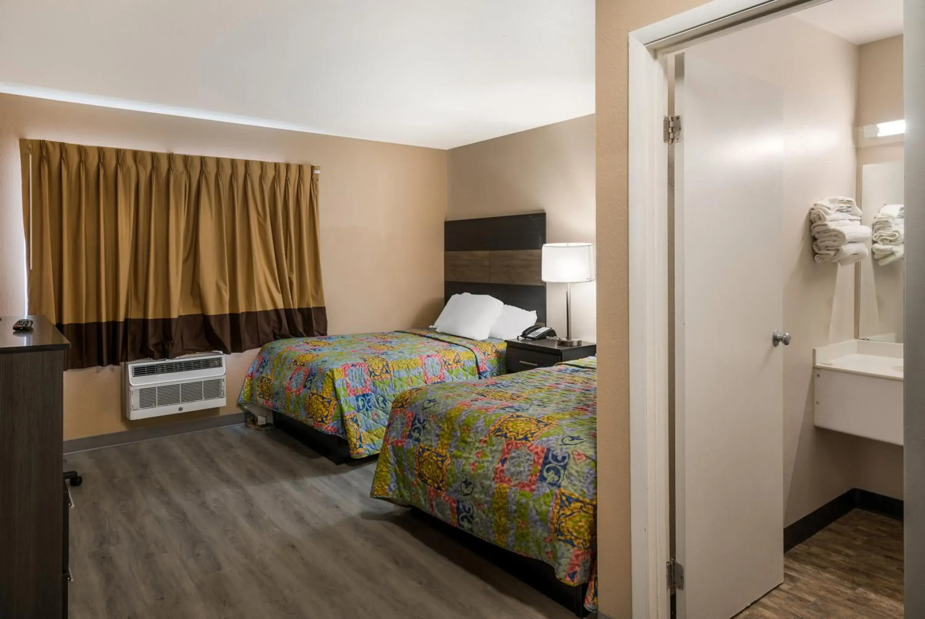 Bed in Knights Inn Grand Rapids East Airport Bed in Knights Inn Grand Rapids East Airport