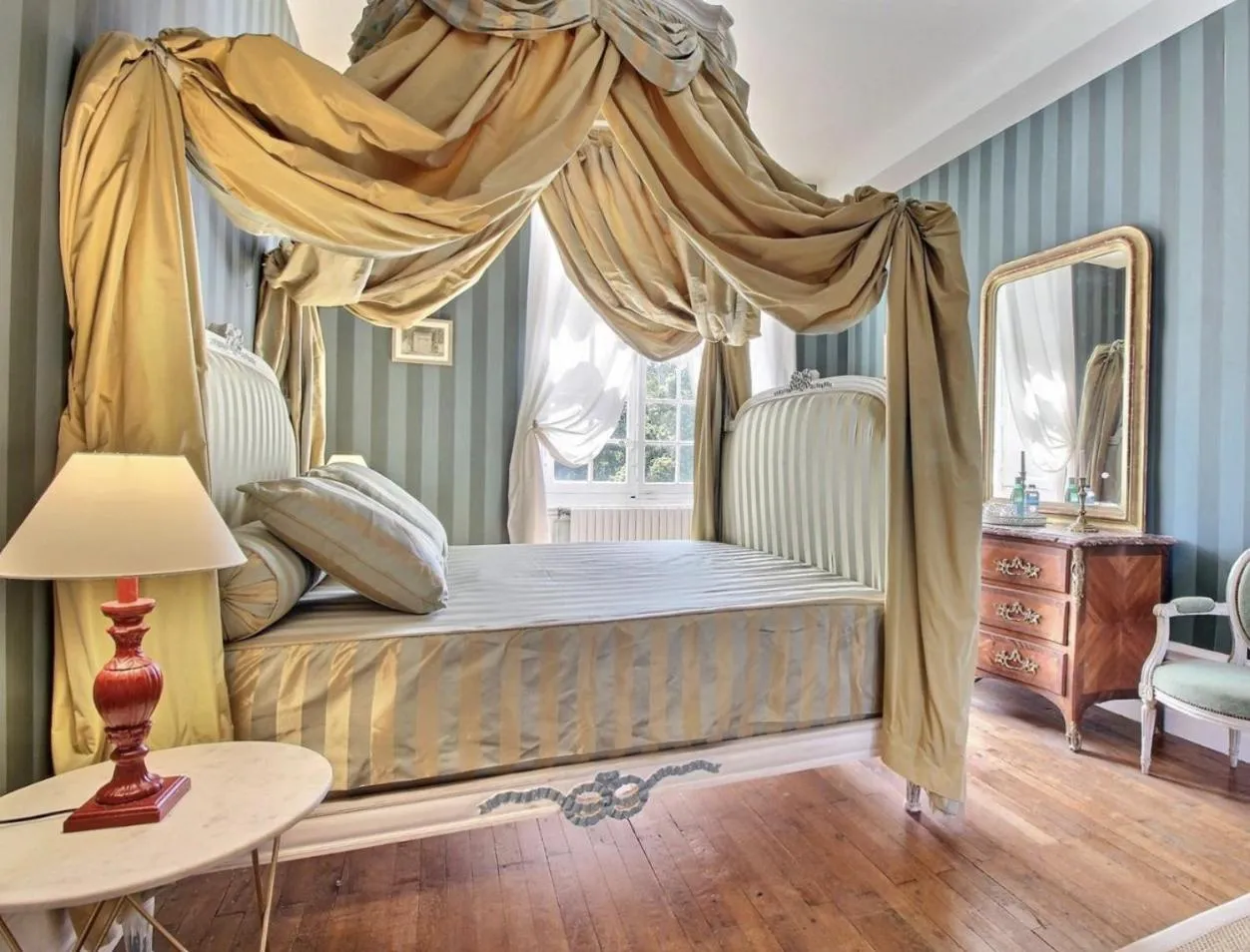 Bed in Château de Cadouzan