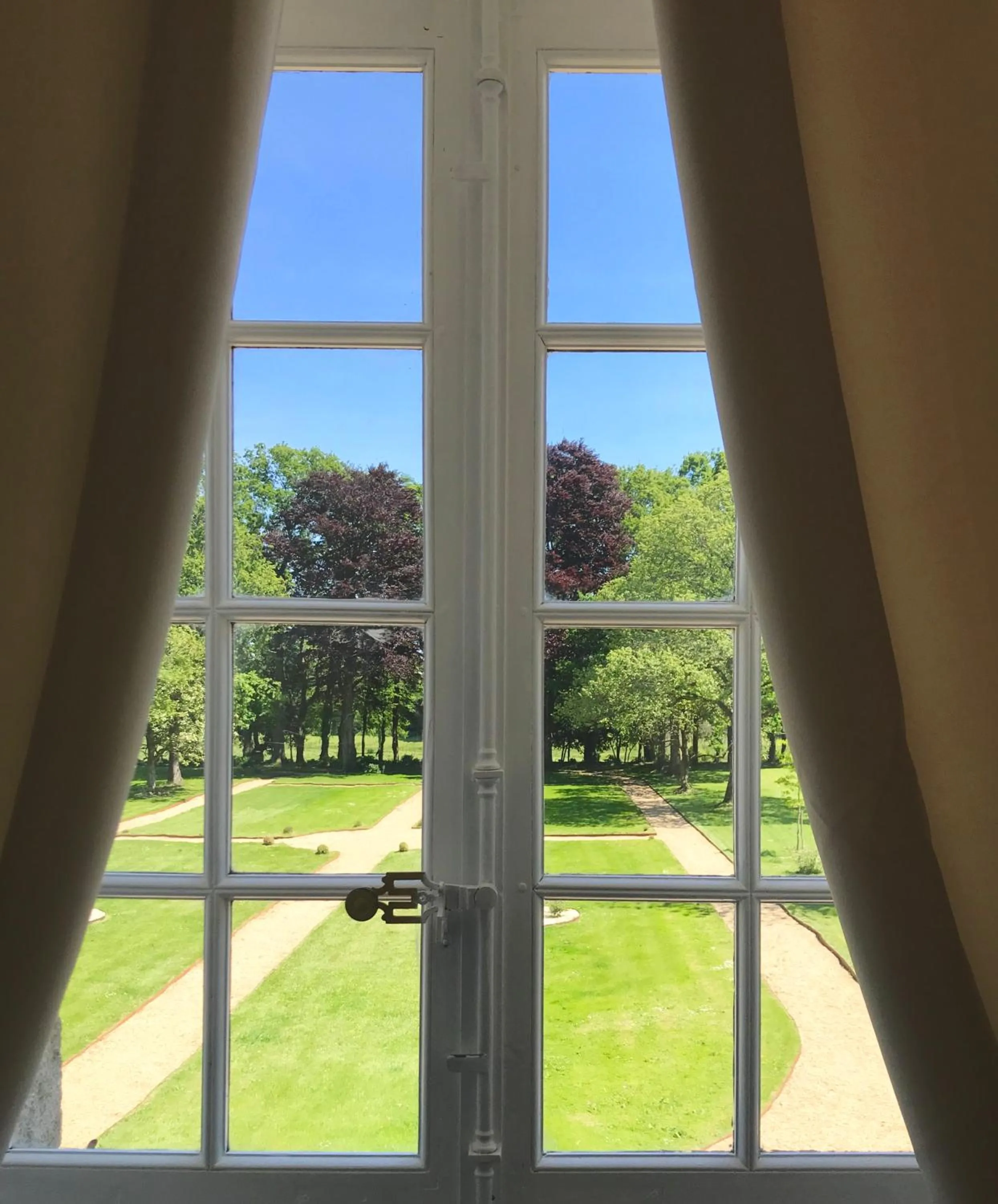 Garden view in Château de Cadouzan