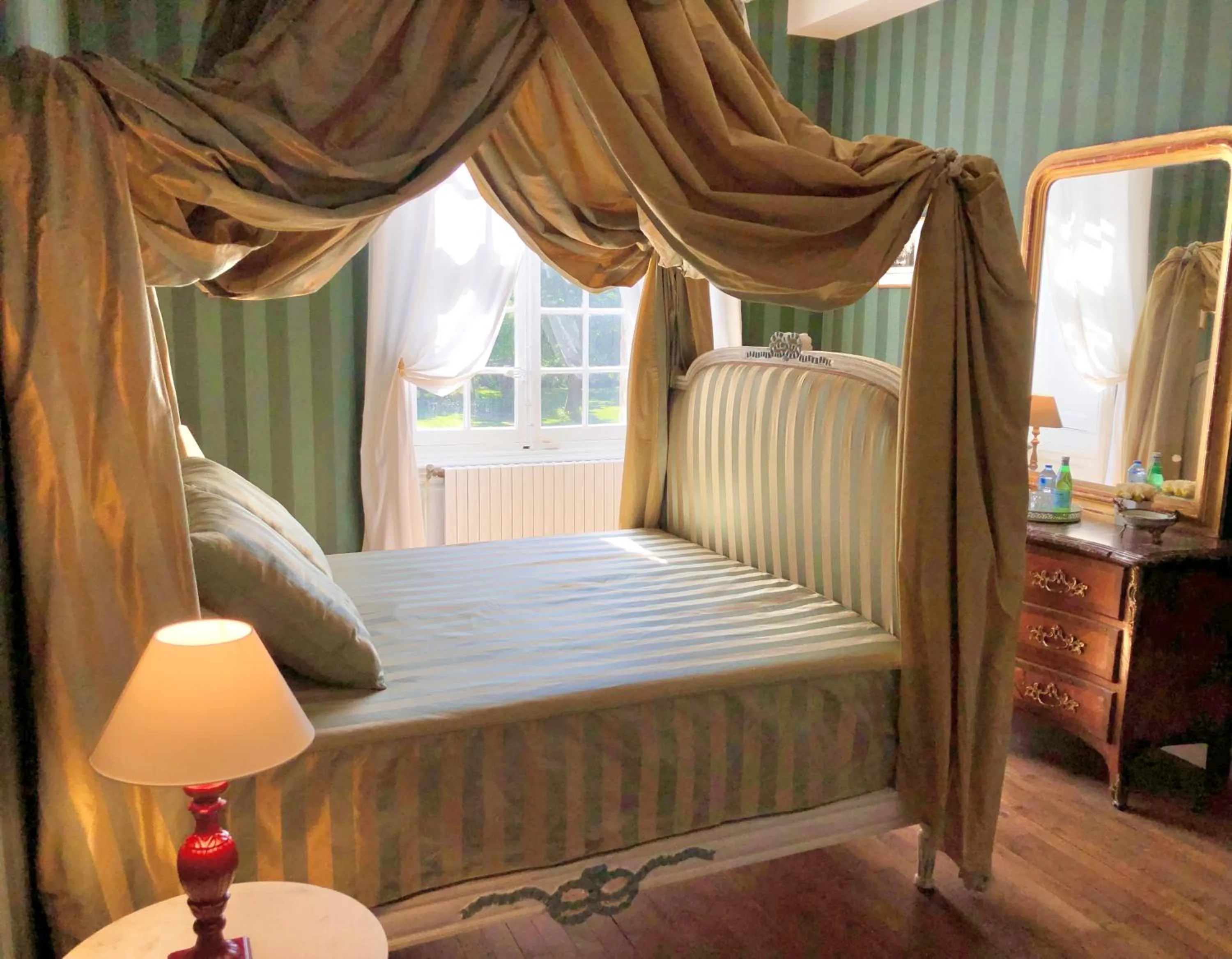 Bed in Château de Cadouzan