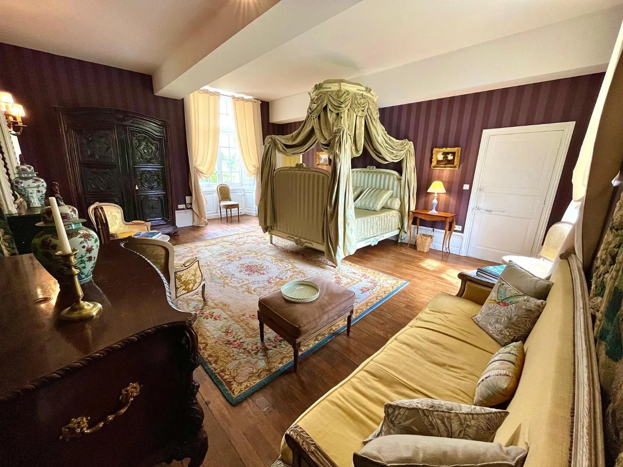 Property building, Bed in Château de Cadouzan