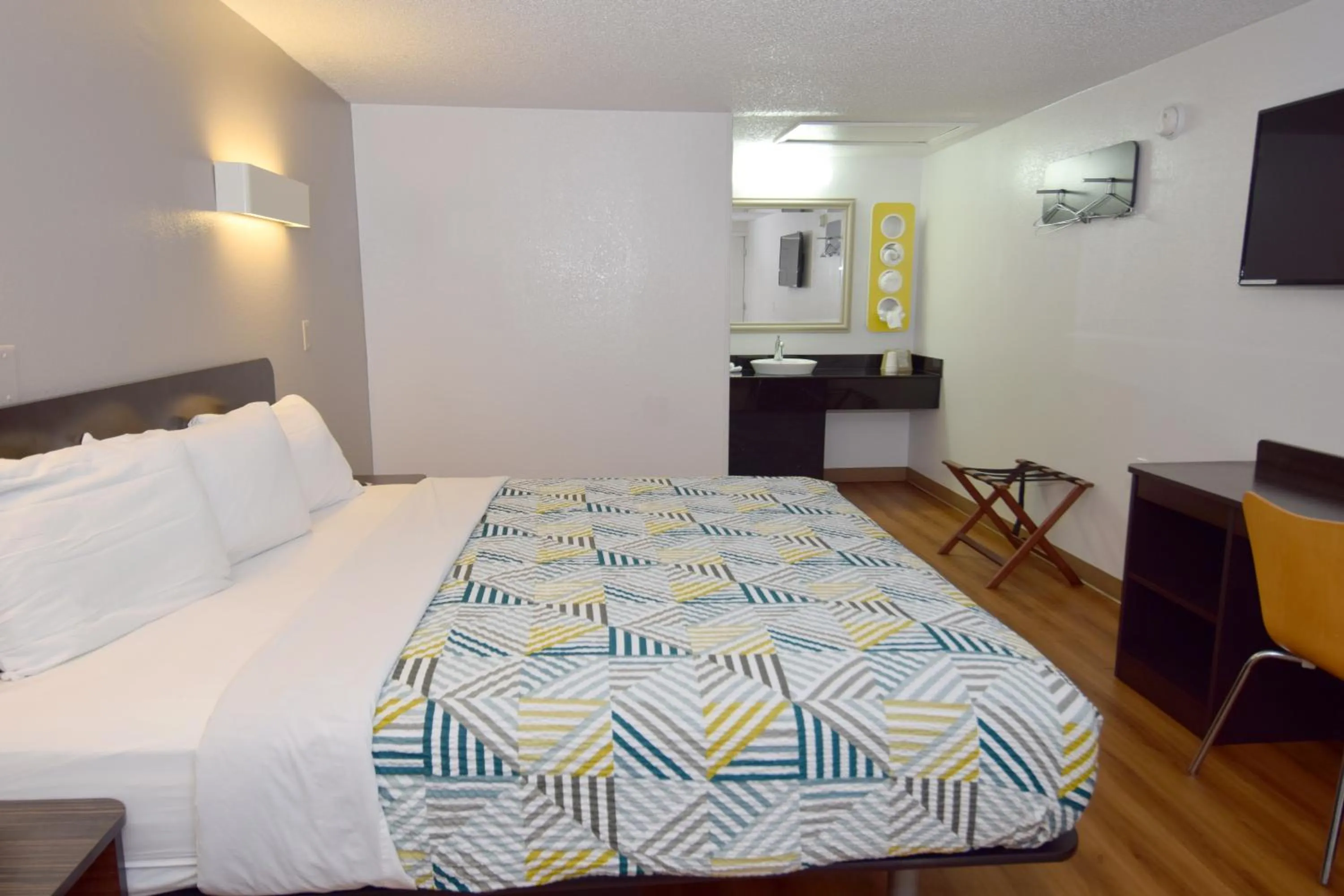 Bedroom, Bed in Motel 6-Hamburg, NY