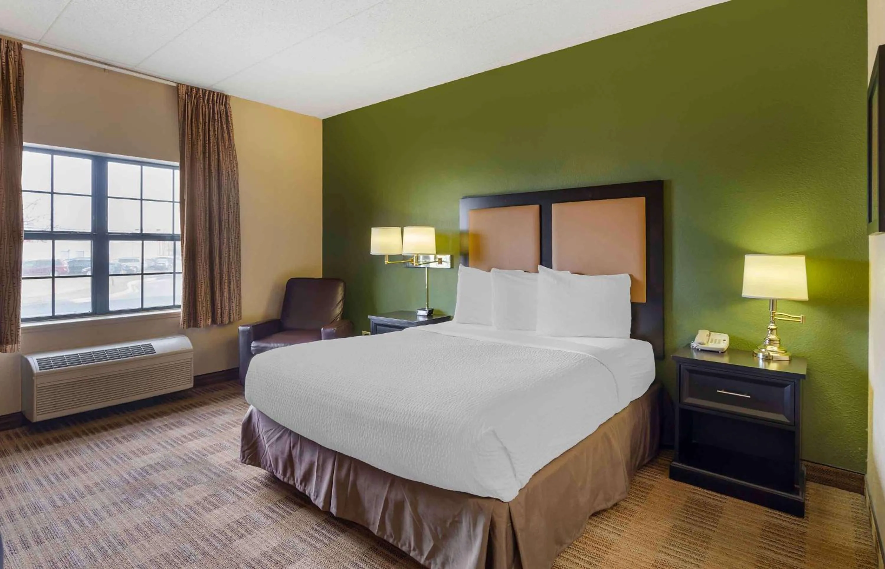 Bedroom, Bed in Extended Stay America Suites - Chicago - Elmhurst - O'Hare
