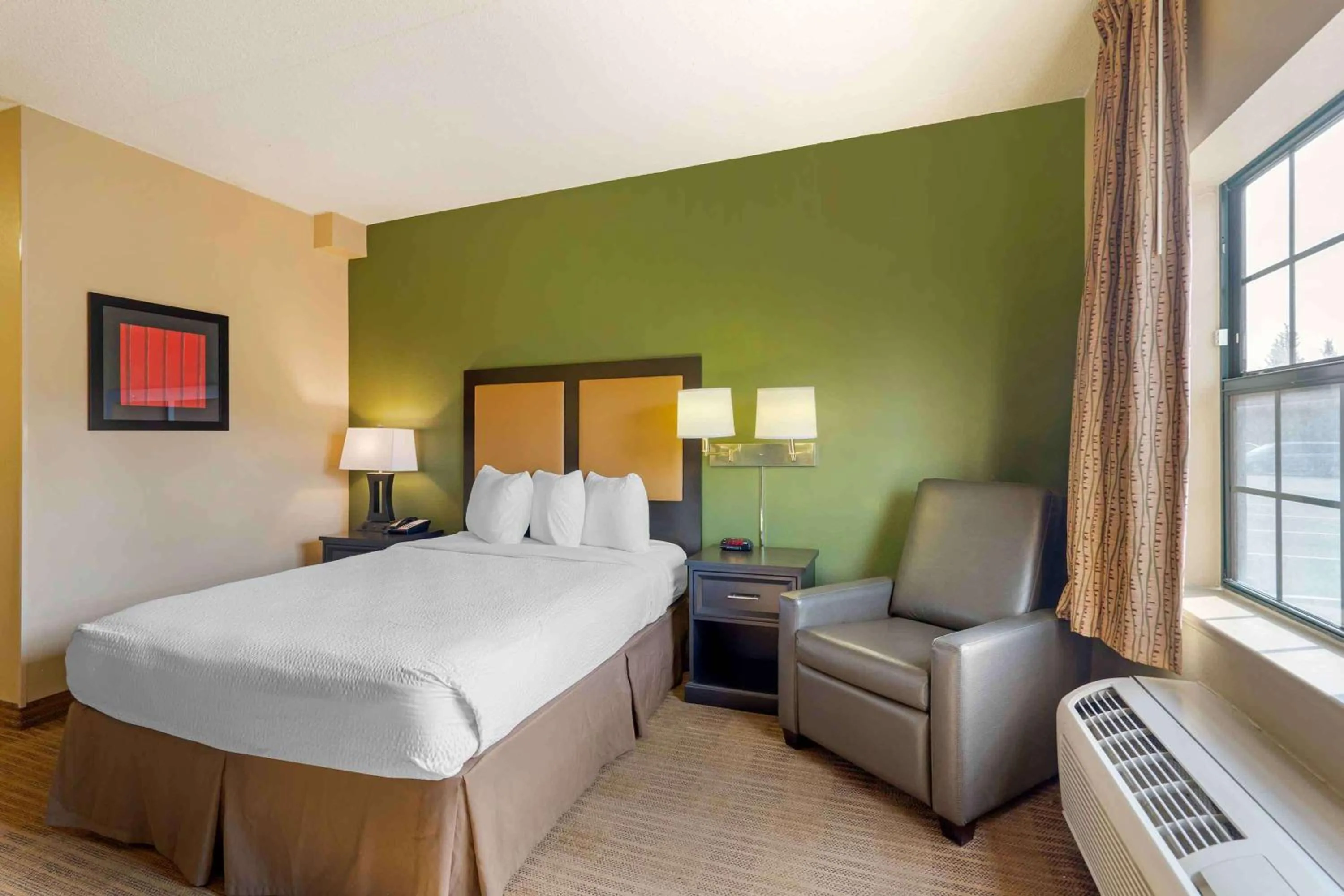 Bedroom, Bed in Extended Stay America Suites - Chicago - Elmhurst - O'Hare
