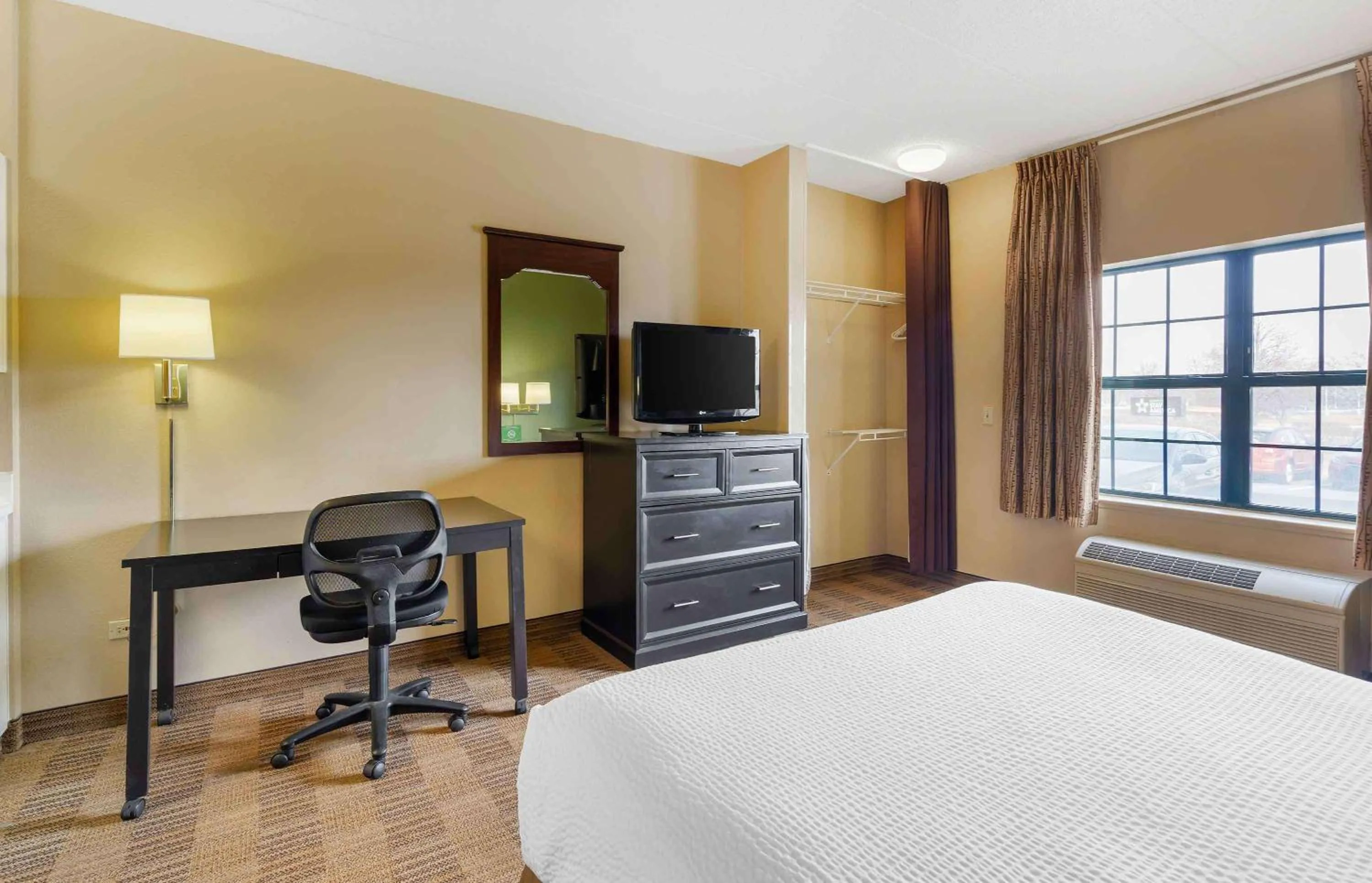 Bedroom, Bed in Extended Stay America Suites - Chicago - Elmhurst - O'Hare