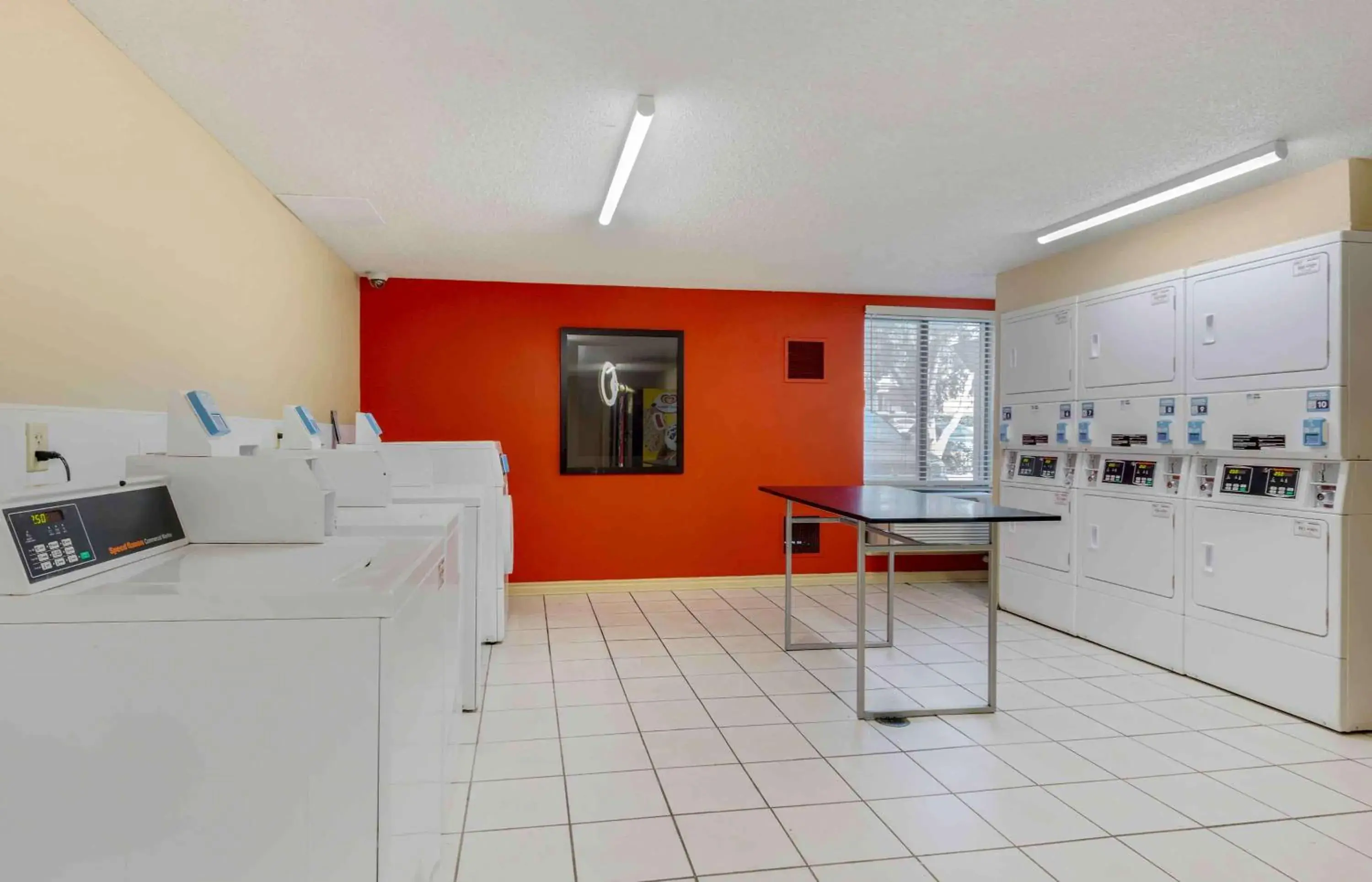 Property building in Extended Stay America Select Suites - Dallas - Las Colinas - Meadow Creek Dr Property building in Extended Stay America Select Suites - Dallas - Las Colinas - Meadow Creek Dr