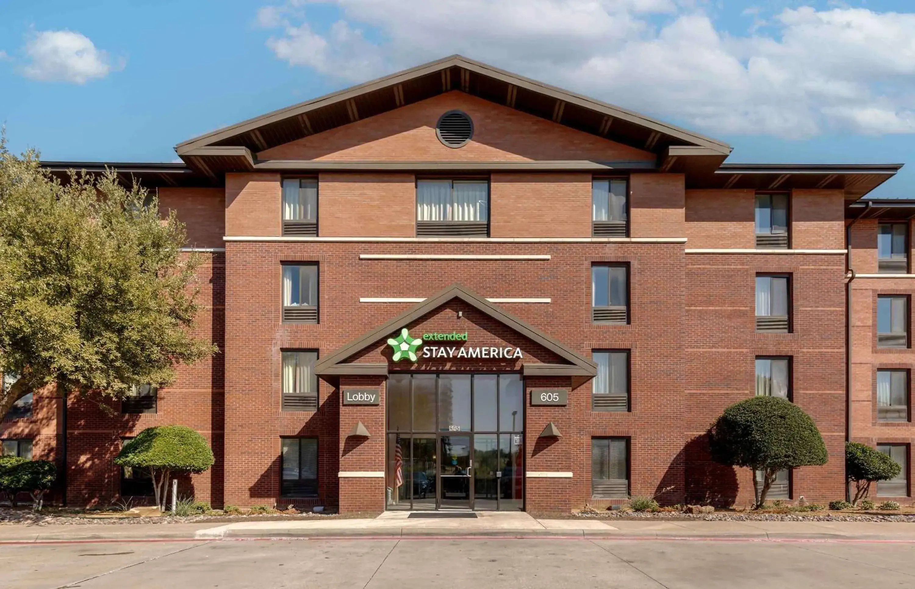 Property building in Extended Stay America Select Suites - Dallas - Las Colinas - Meadow Creek Dr Property building in Extended Stay America Select Suites - Dallas - Las Colinas - Meadow Creek Dr