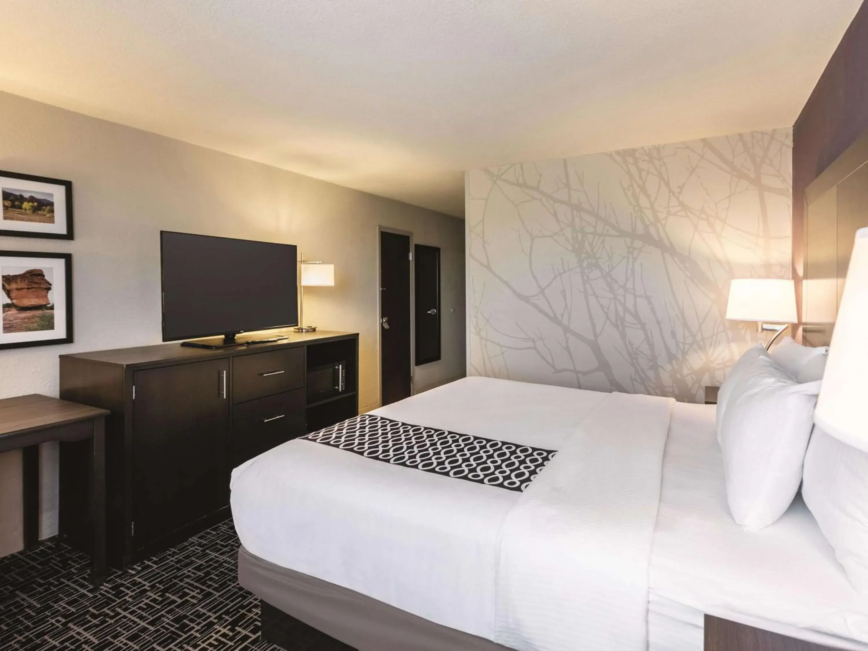 Photo of the whole room, Bed in La Quinta by Wyndham Colorado Springs North Photo of the whole room, Bed in La Quinta by Wyndham Colorado Springs North