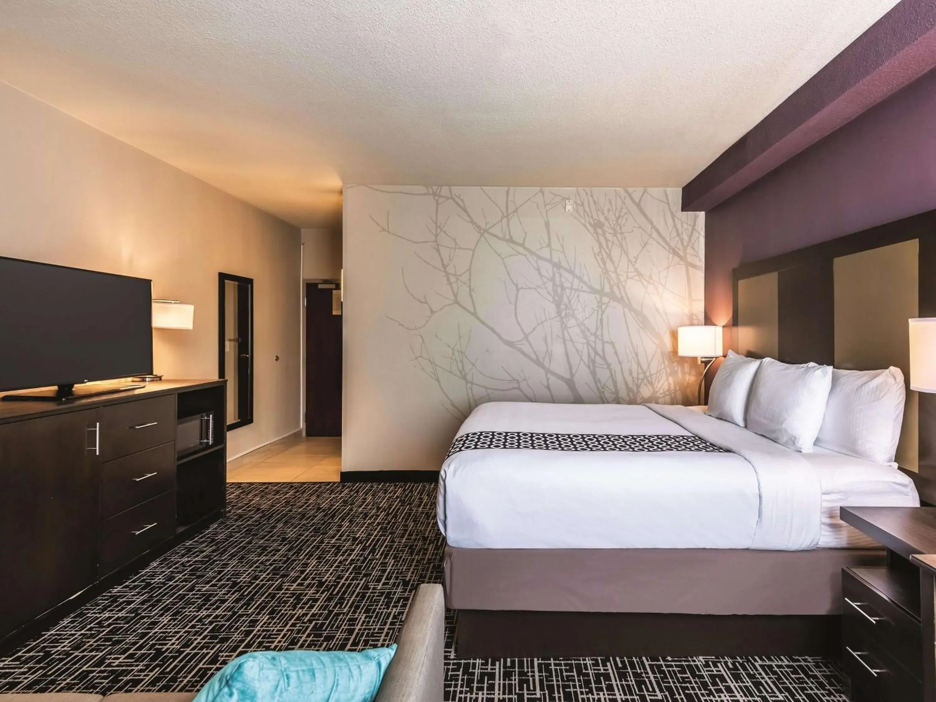 Photo of the whole room, Bed in La Quinta by Wyndham Colorado Springs North Photo of the whole room, Bed in La Quinta by Wyndham Colorado Springs North