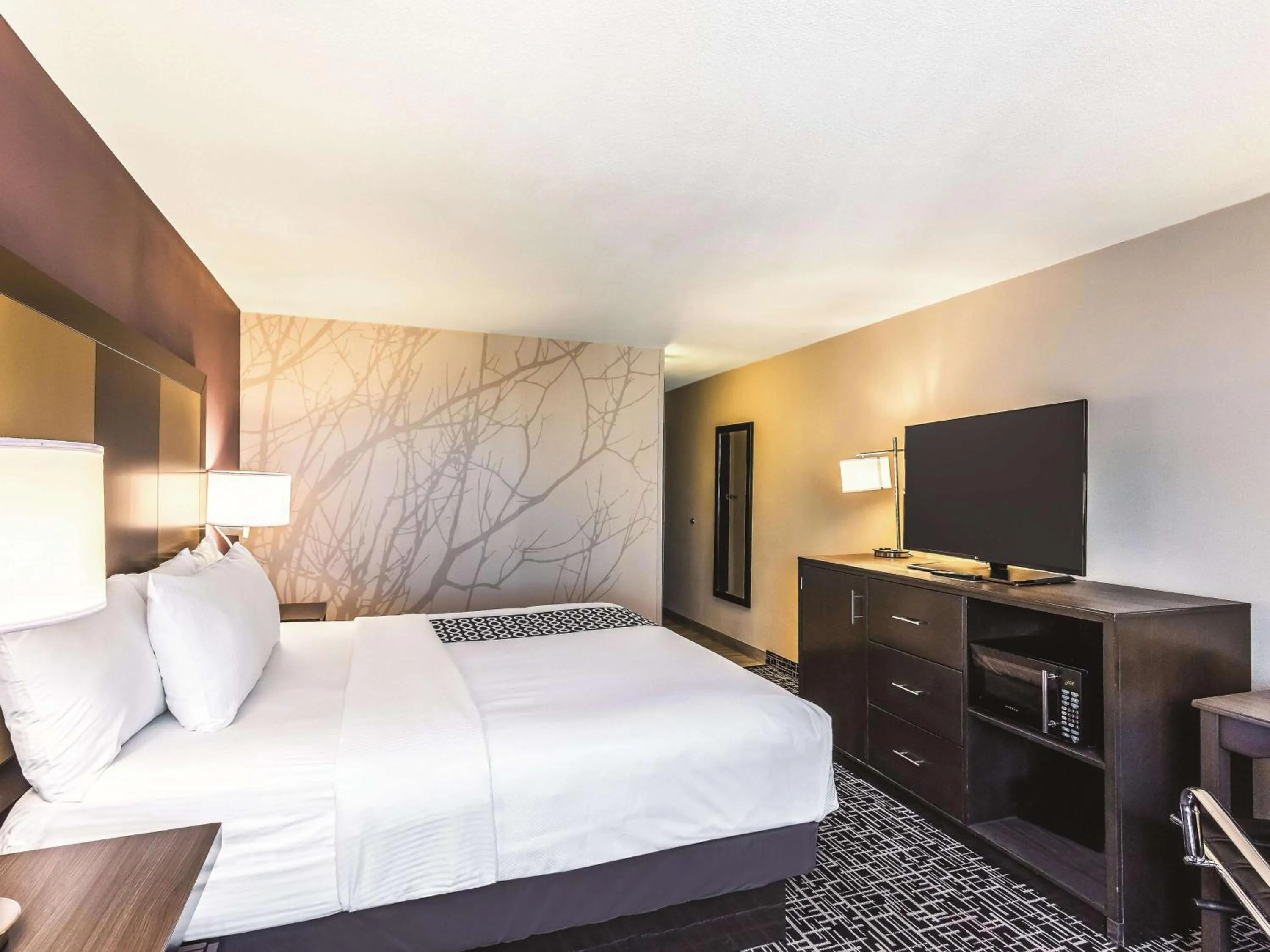 Photo of the whole room, Bed in La Quinta by Wyndham Colorado Springs North