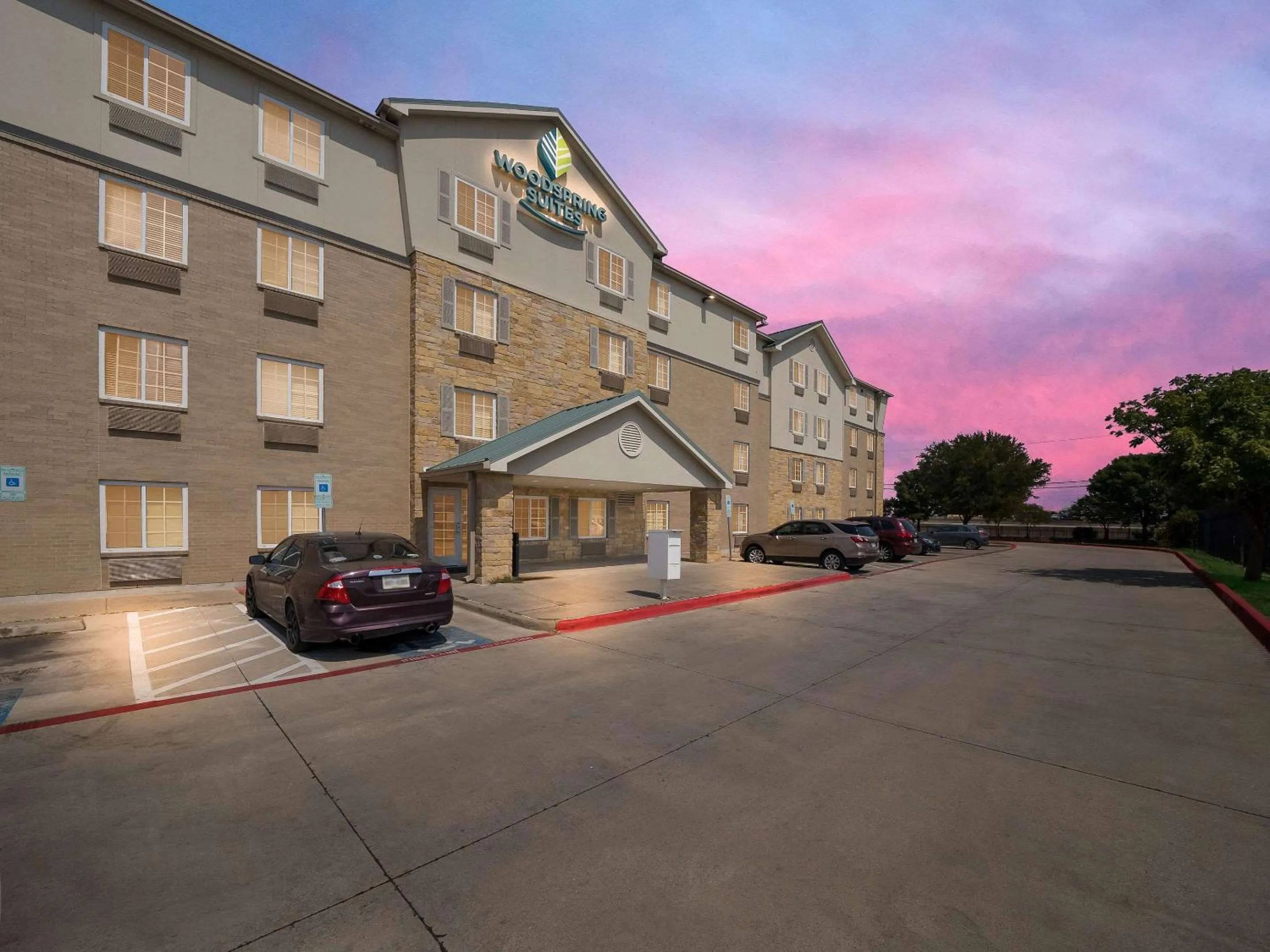 Property building in WoodSpring Suites Dallas Rockwall