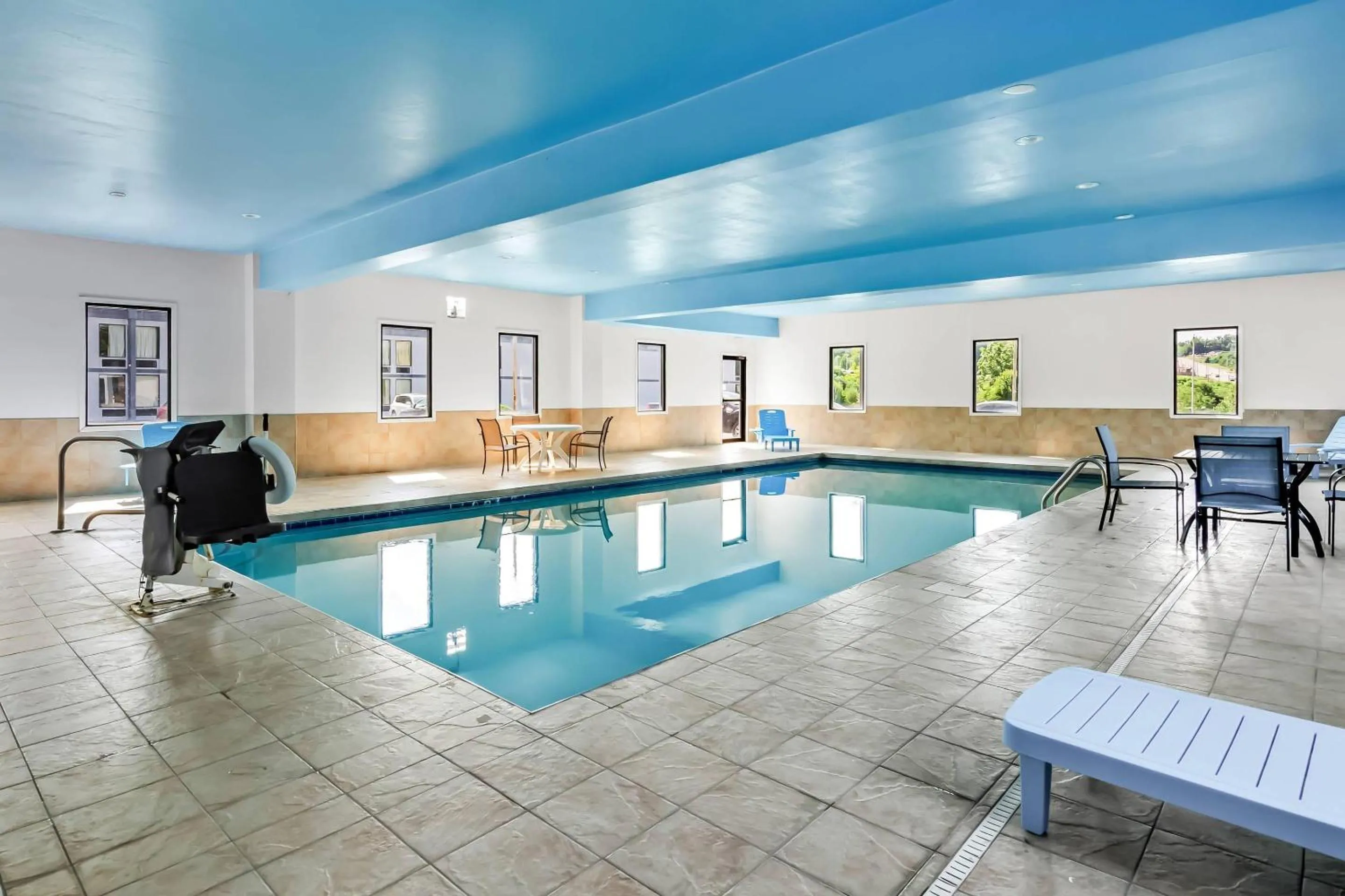 Swimming pool in Econo Lodge Mt Hope - Beckley North