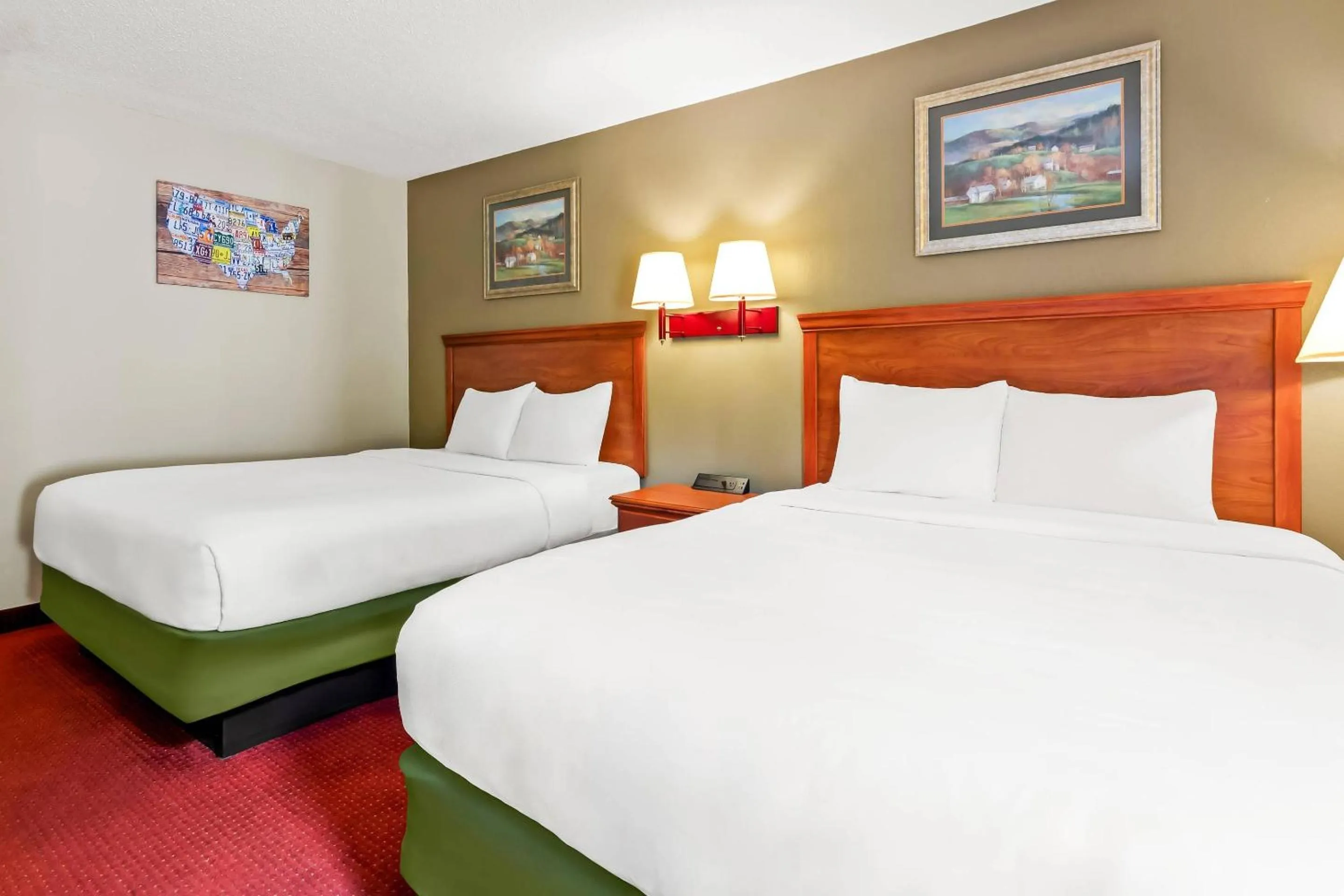 Bedroom, Bed in Econo Lodge Mt Hope - Beckley North