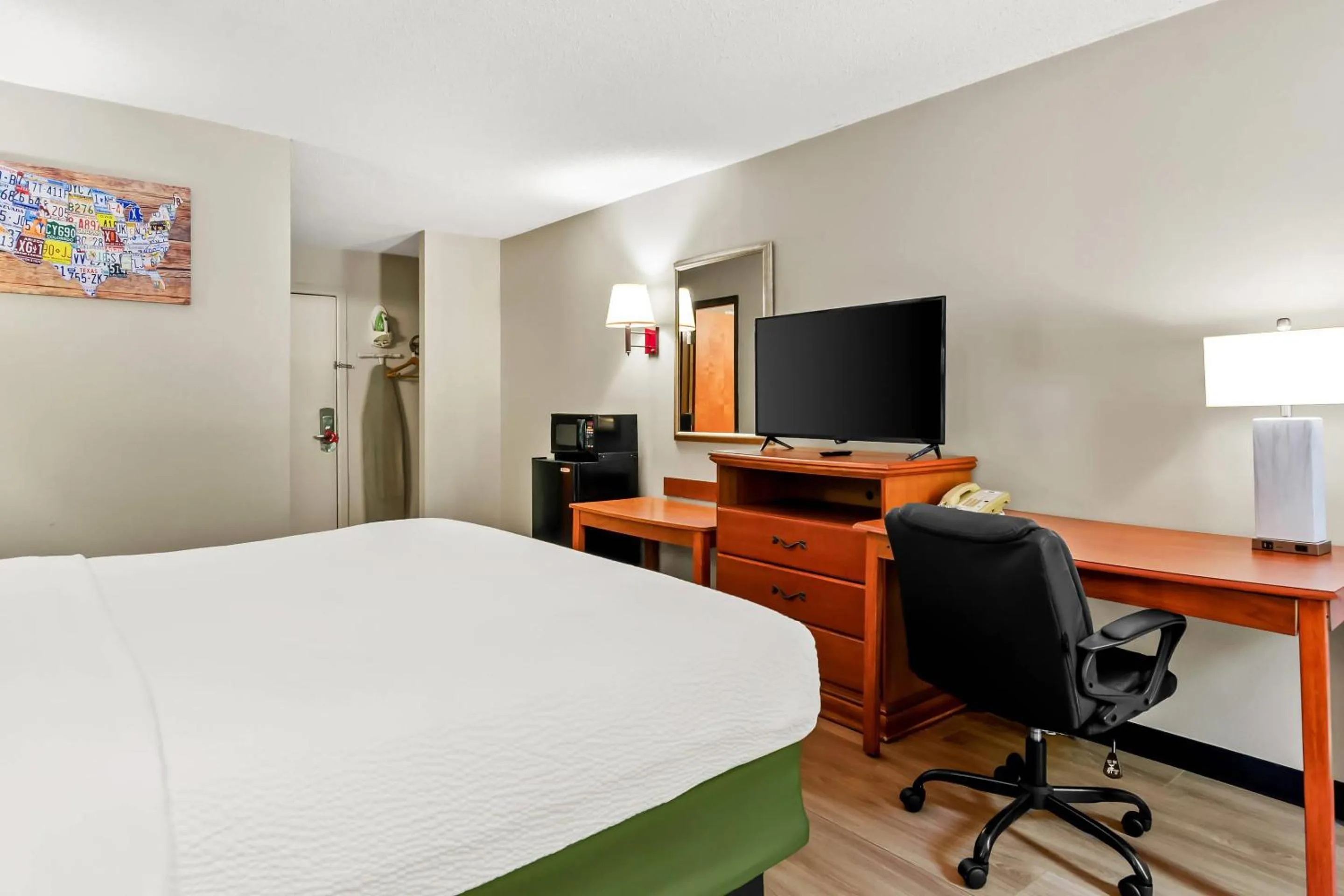 Bedroom, Bed in Econo Lodge Mt Hope - Beckley