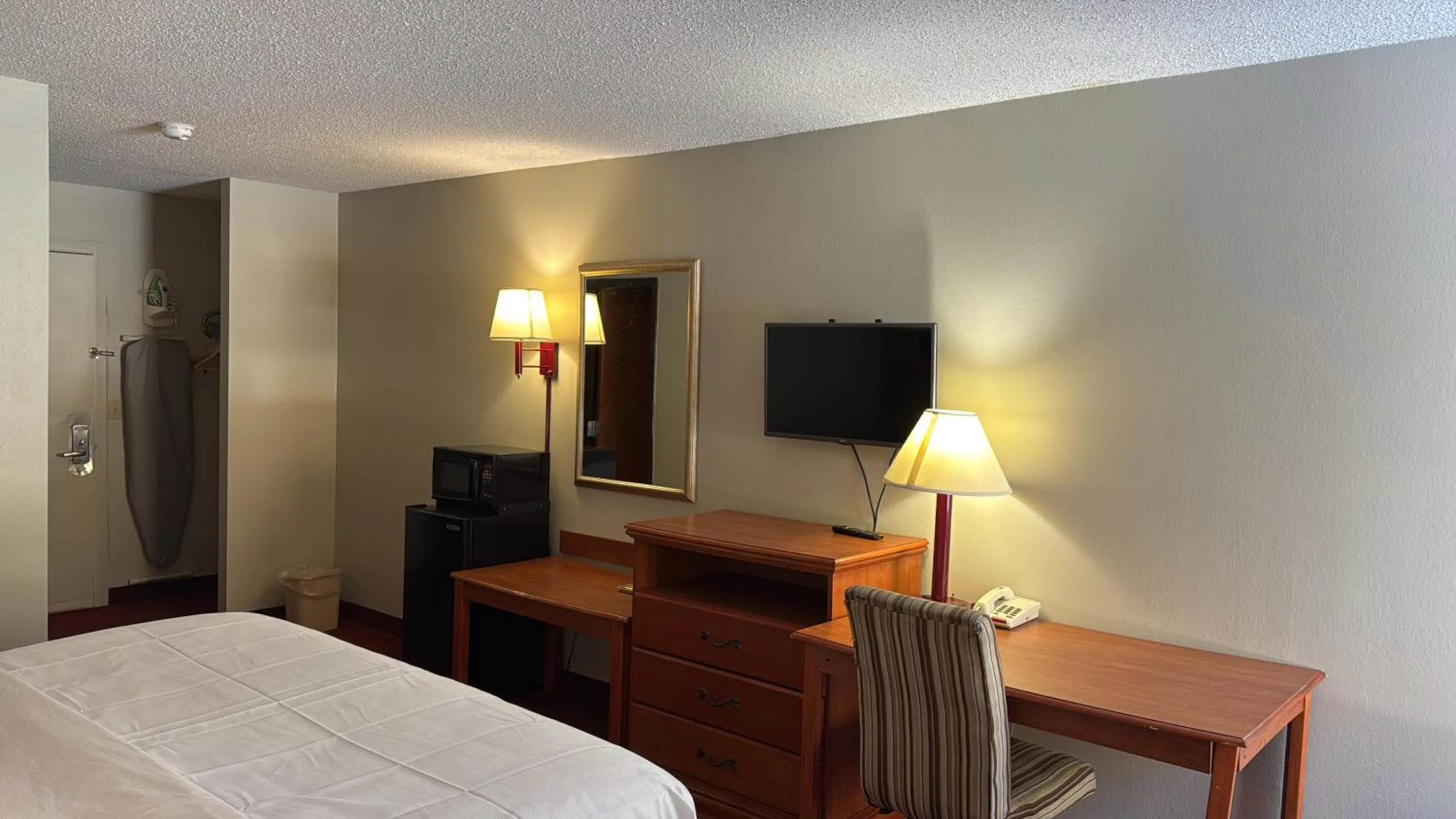 Bed in Econo Lodge Mt Hope - Beckley