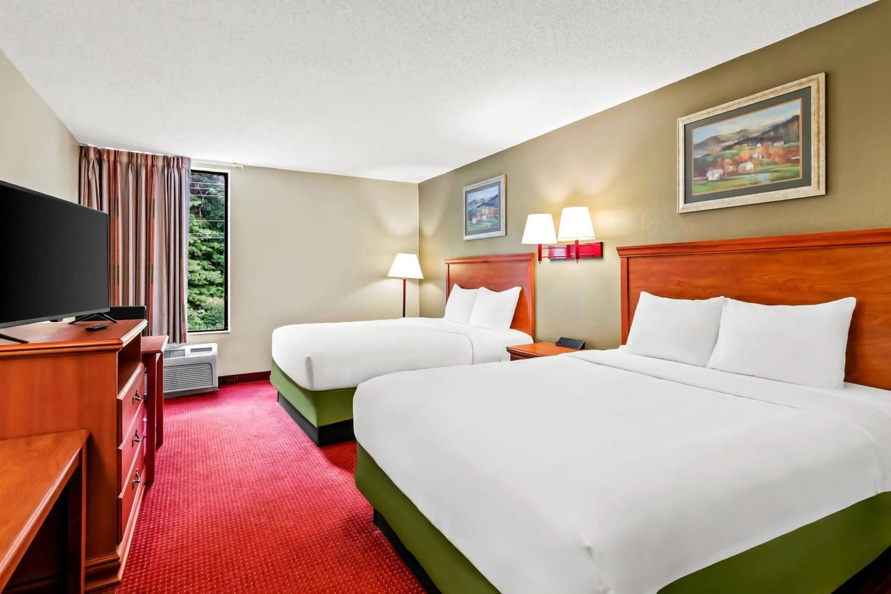 Bedroom, Bed in Econo Lodge Mt Hope - Beckley