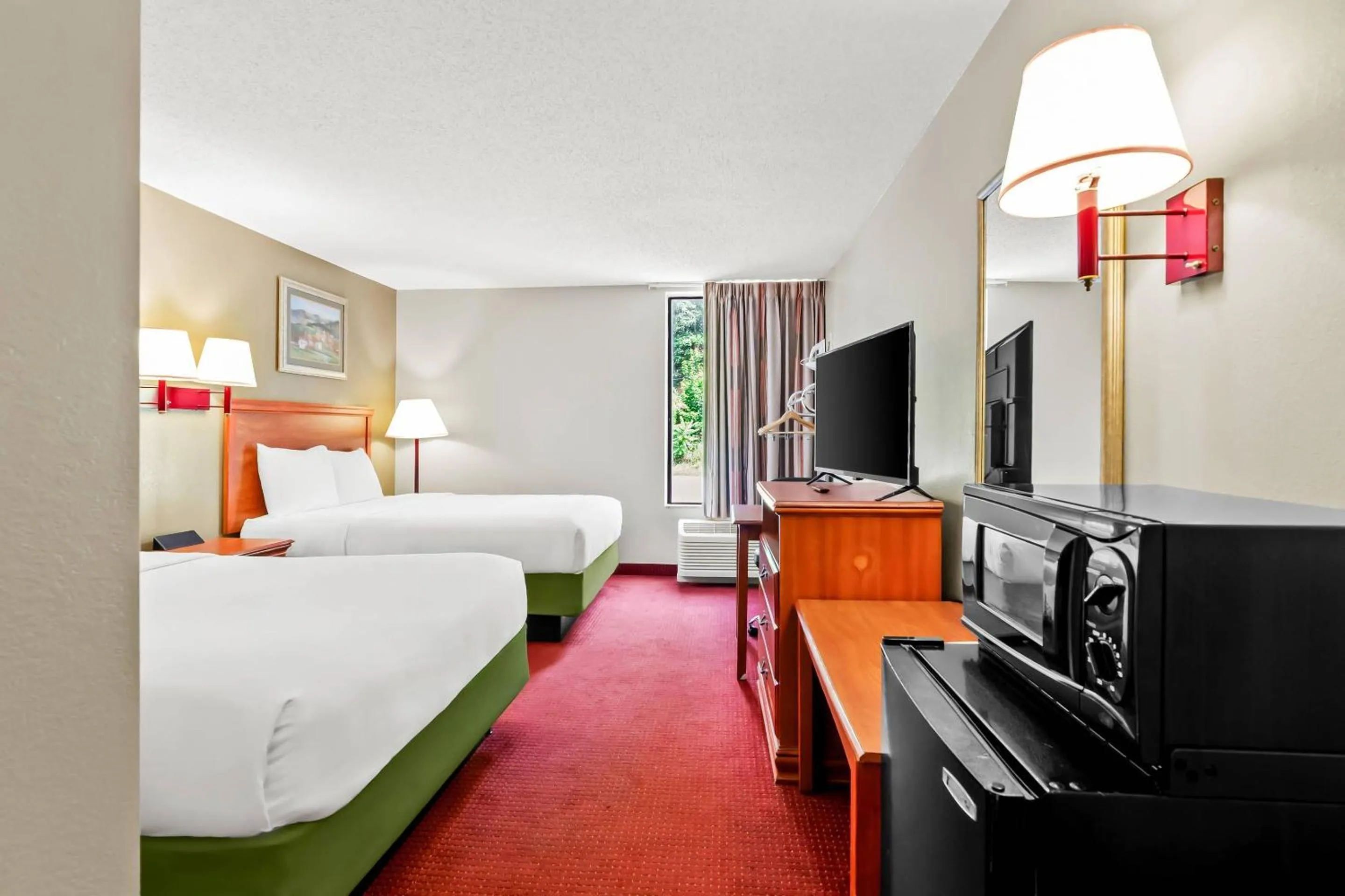 Bedroom, Bed in Econo Lodge Mt Hope - Beckley North