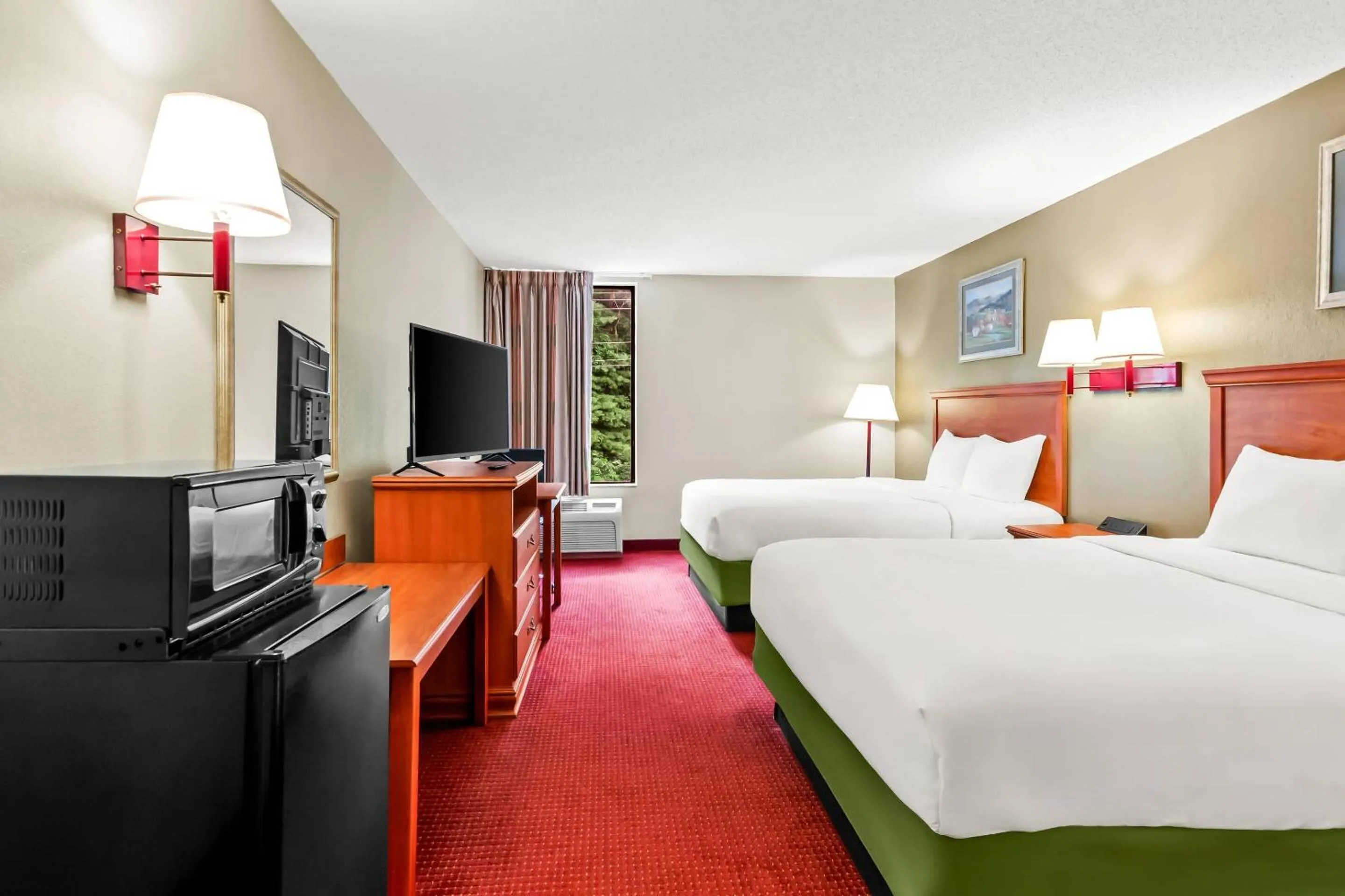 Bedroom, Bed in Econo Lodge Mt Hope - Beckley