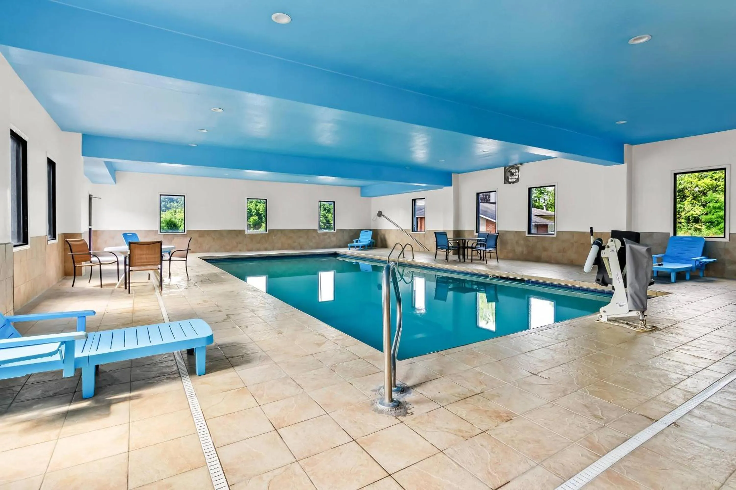 Swimming pool in Econo Lodge Mt Hope - Beckley North