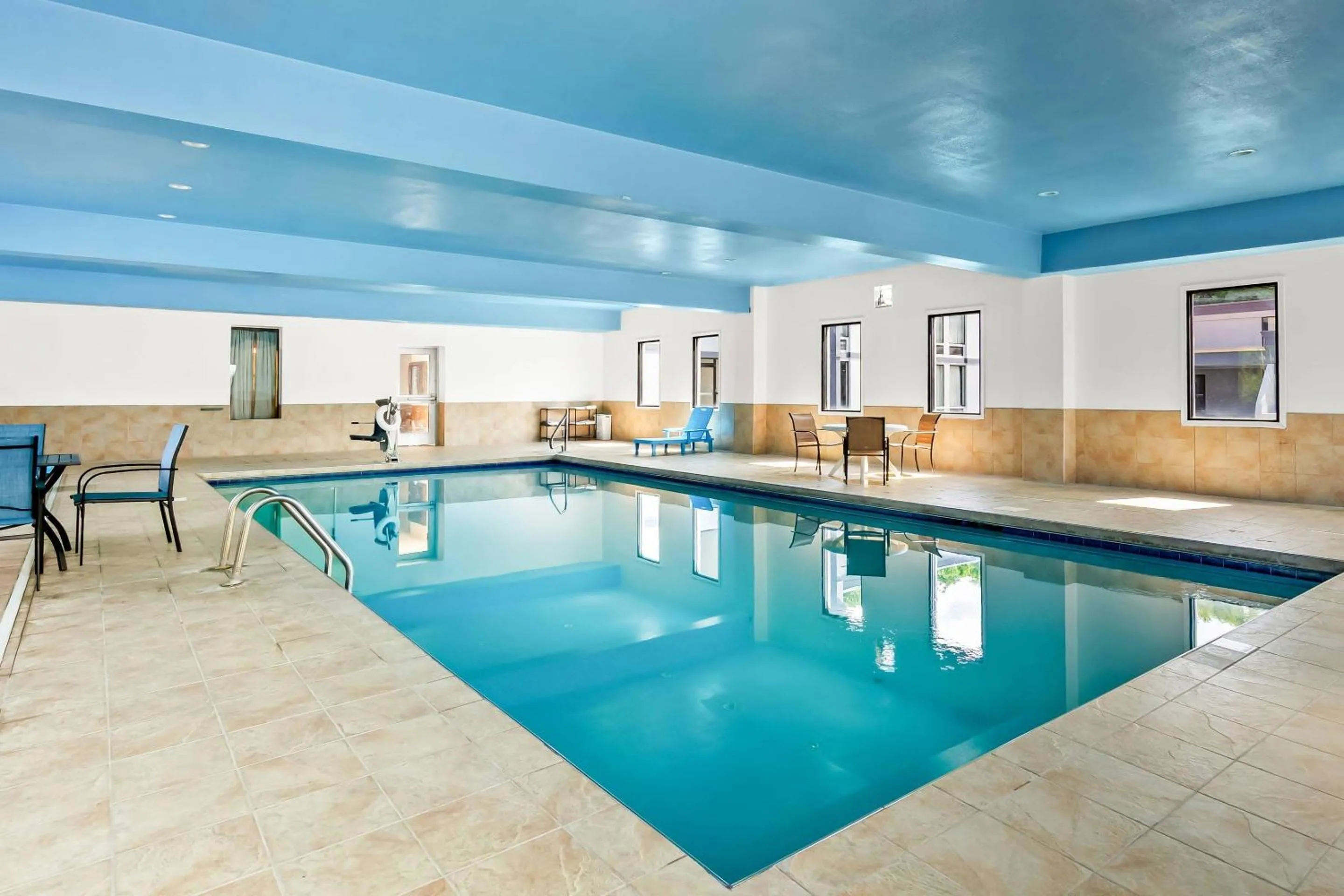 Swimming pool in Econo Lodge Mt Hope - Beckley