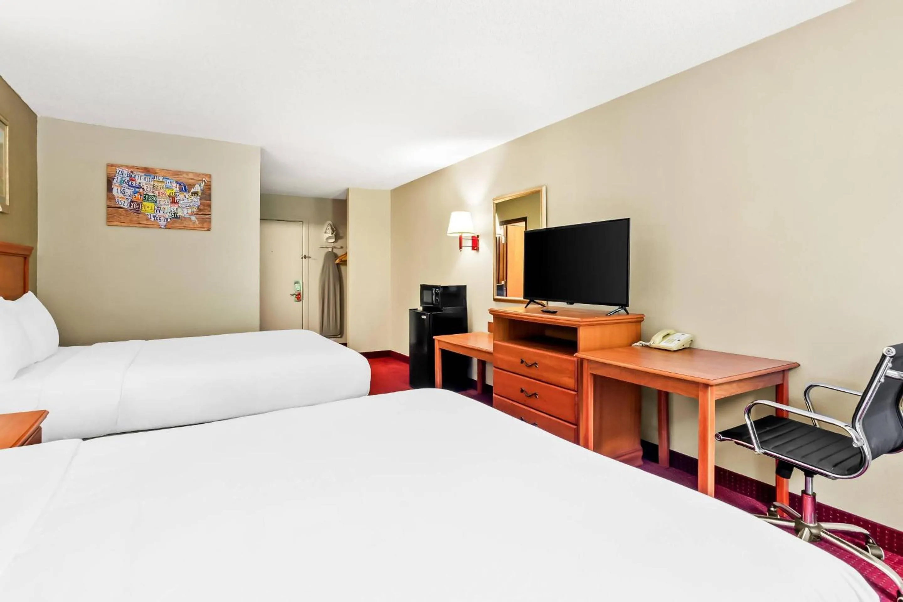 Bedroom, Bed in Econo Lodge Mt Hope - Beckley