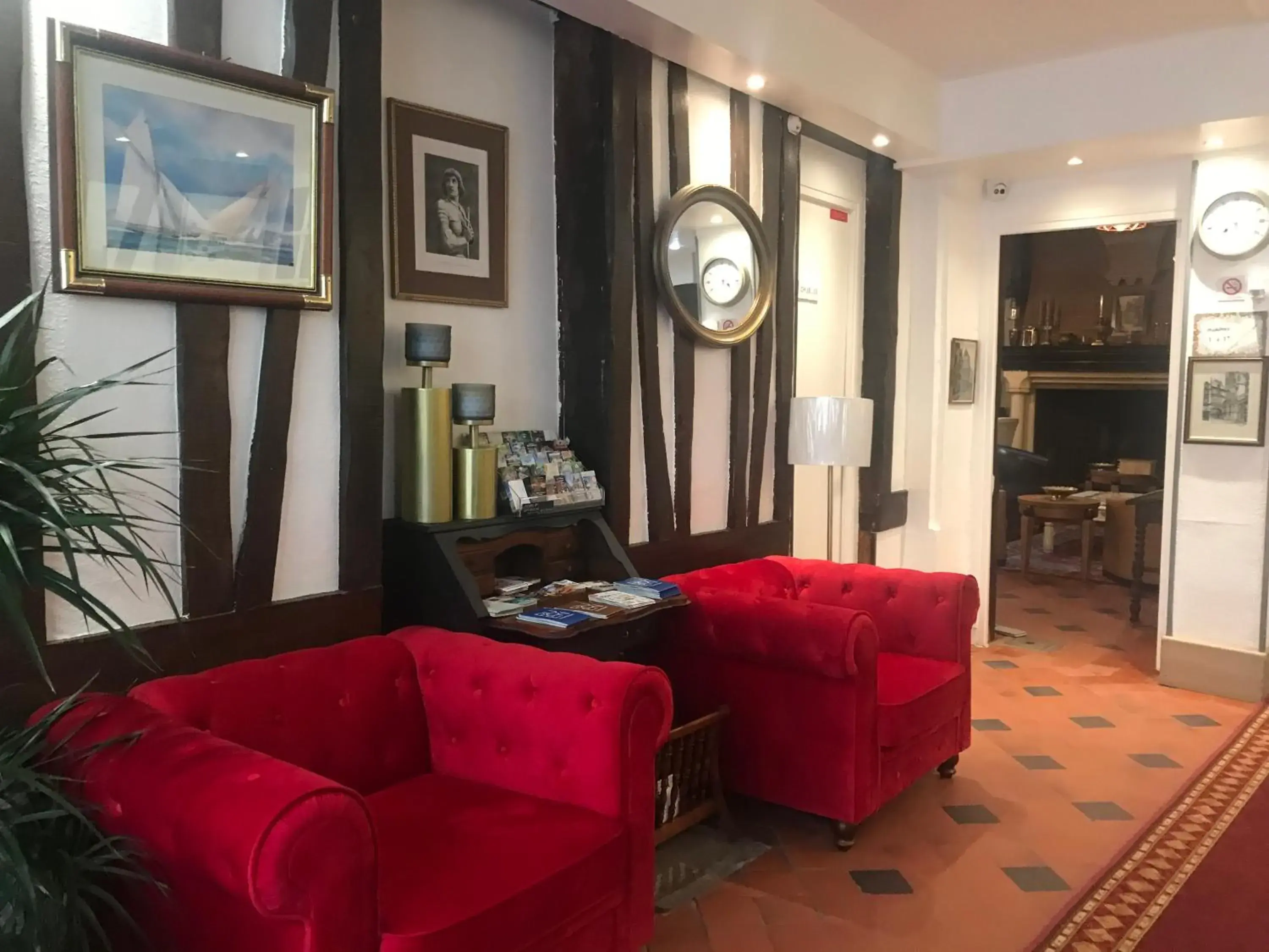 Lobby or reception in Hotel Morand Lobby or reception in Hotel Morand