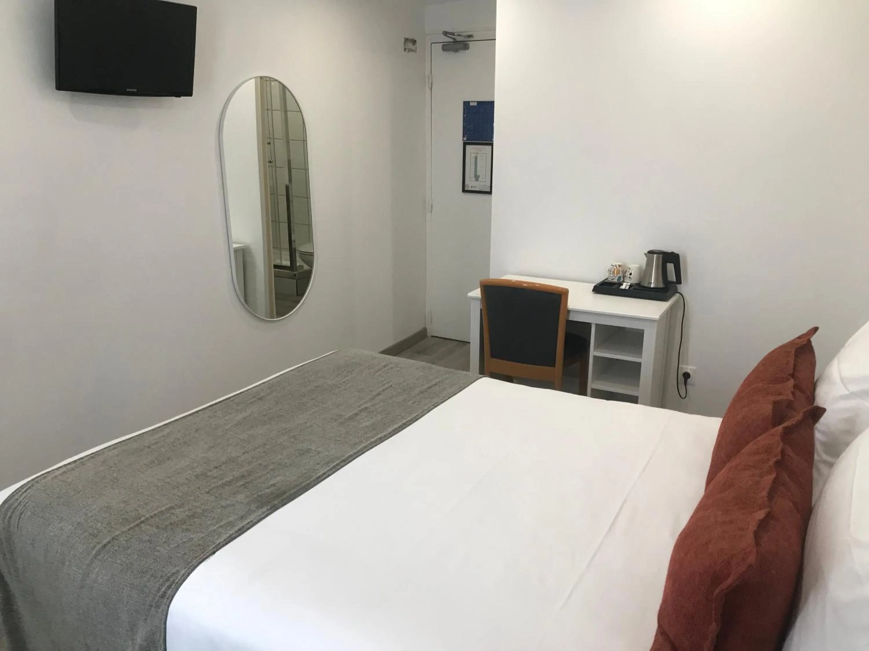 Photo of the whole room, Bed in Hotel Morand