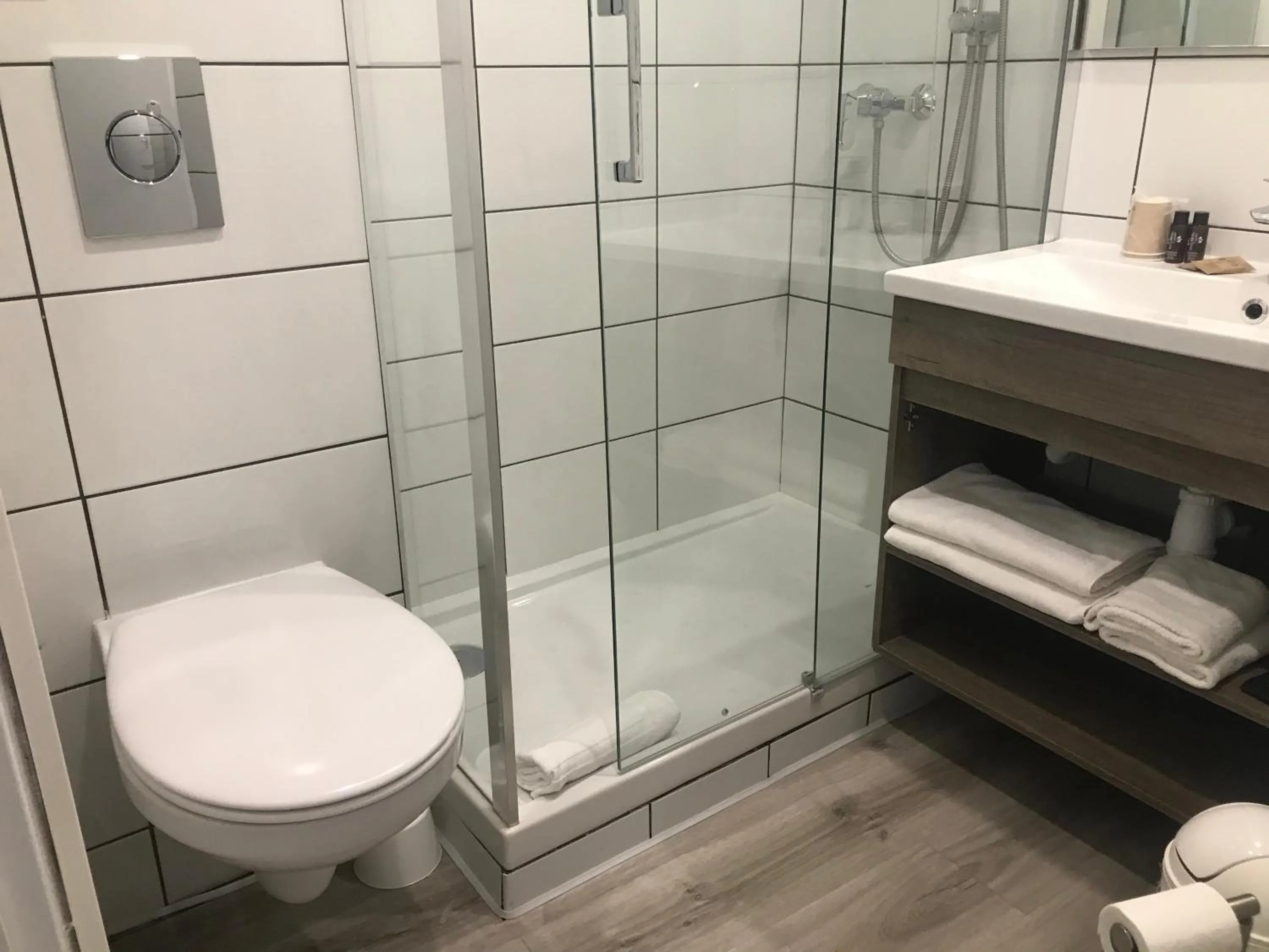 Shower in Hotel Morand