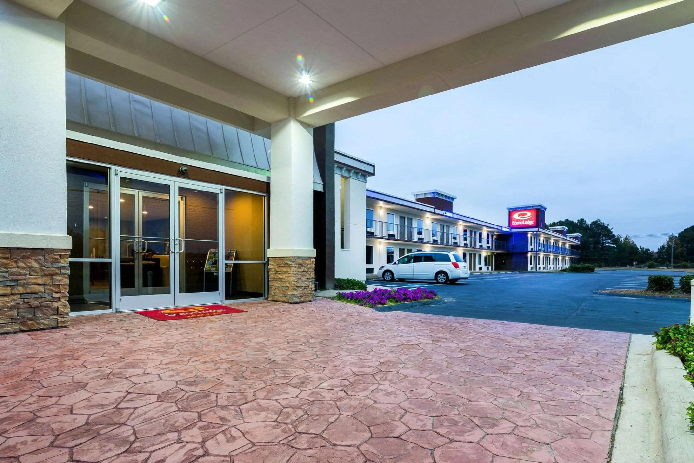 Property building in Econo Lodge