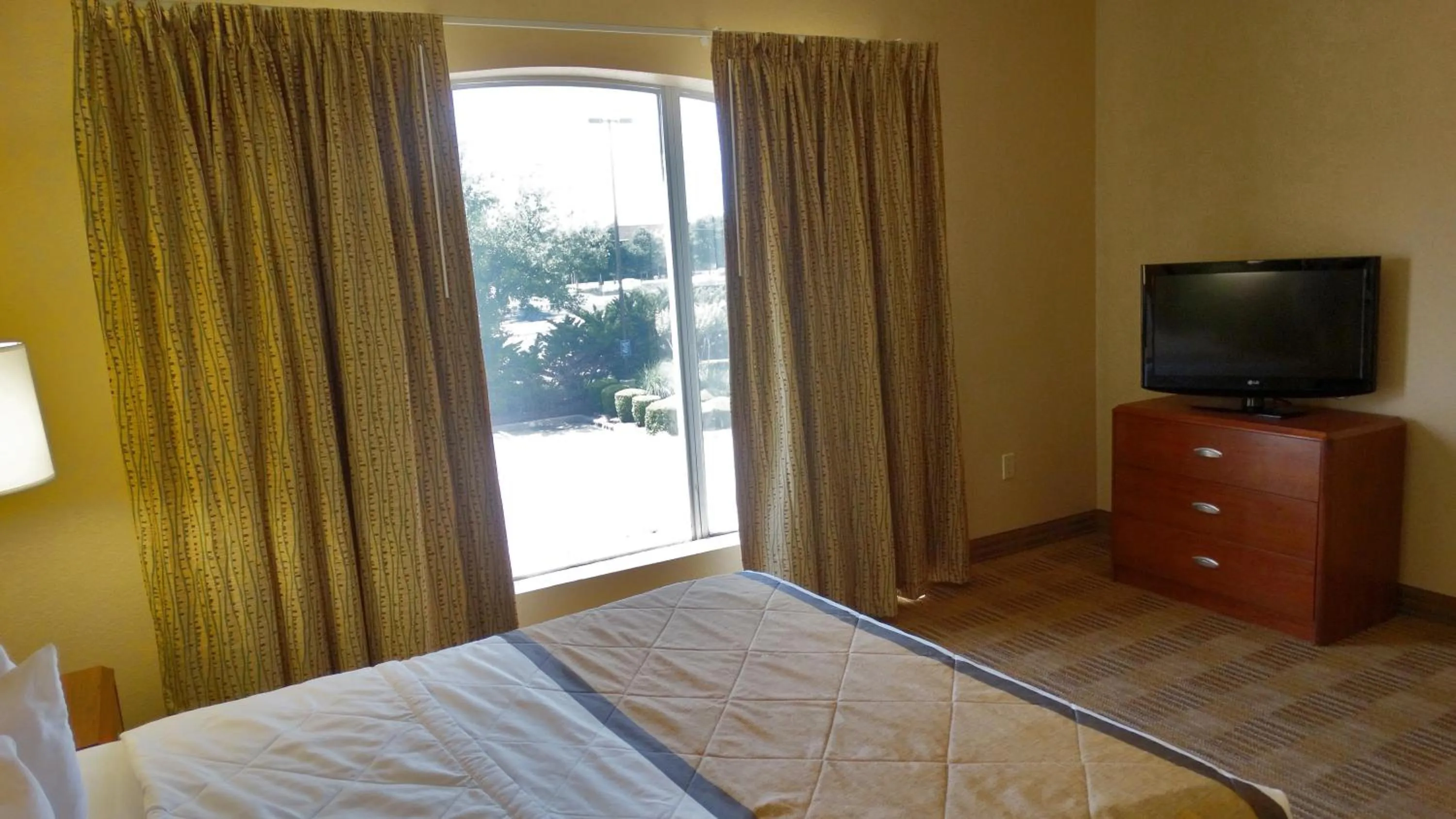 Bed in Extended Stay America Suites - Dallas - Frankford Road