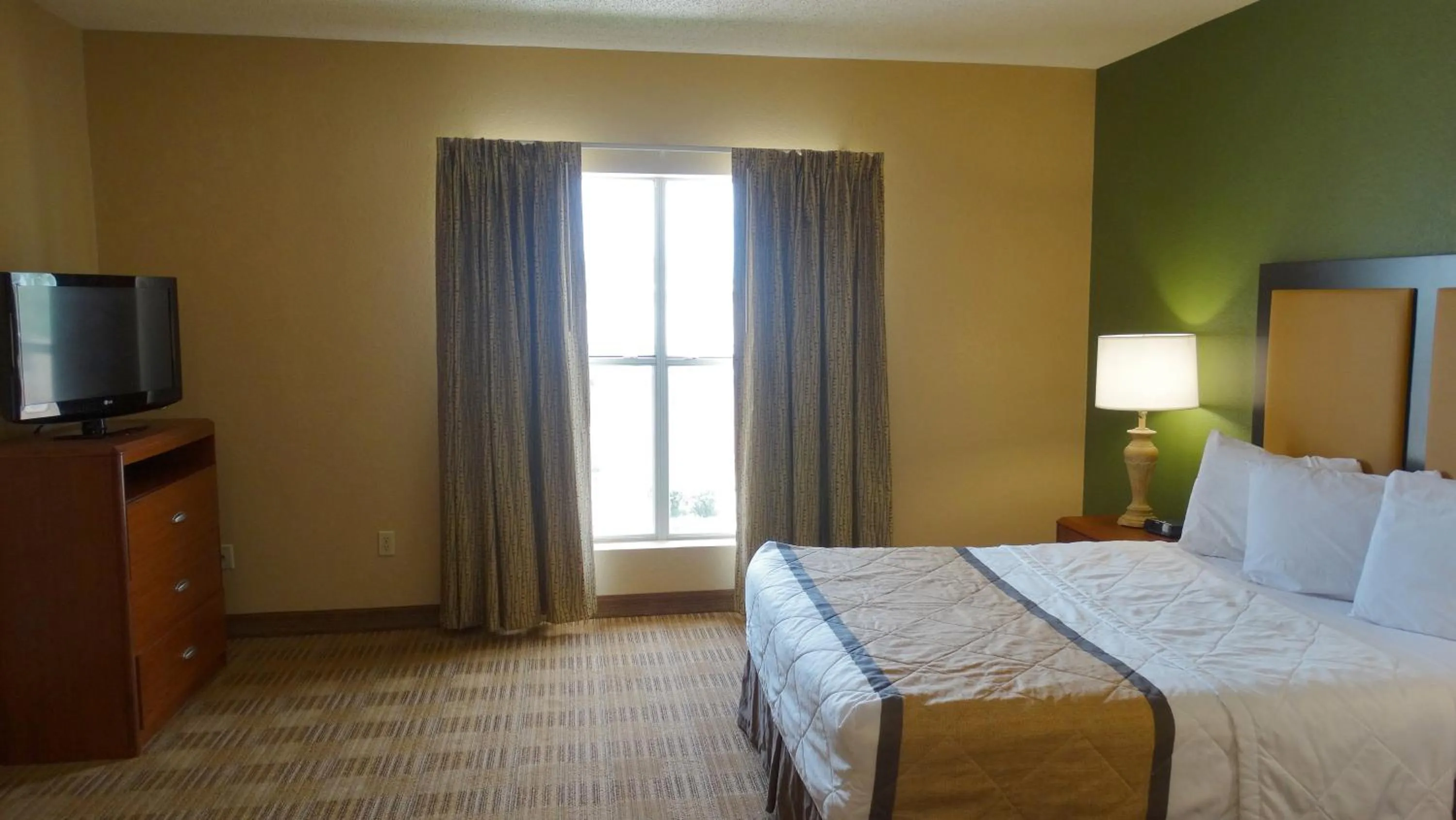 Bed in Extended Stay America Suites - Dallas - Frankford Road