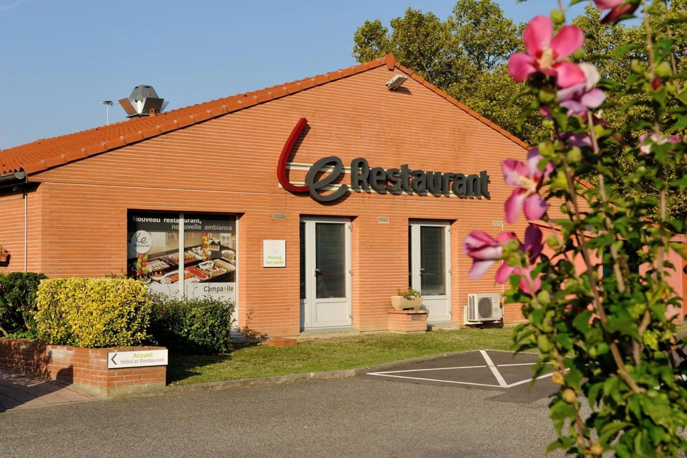 Facade/entrance in Campanile Toulouse Sud-Labège innopole